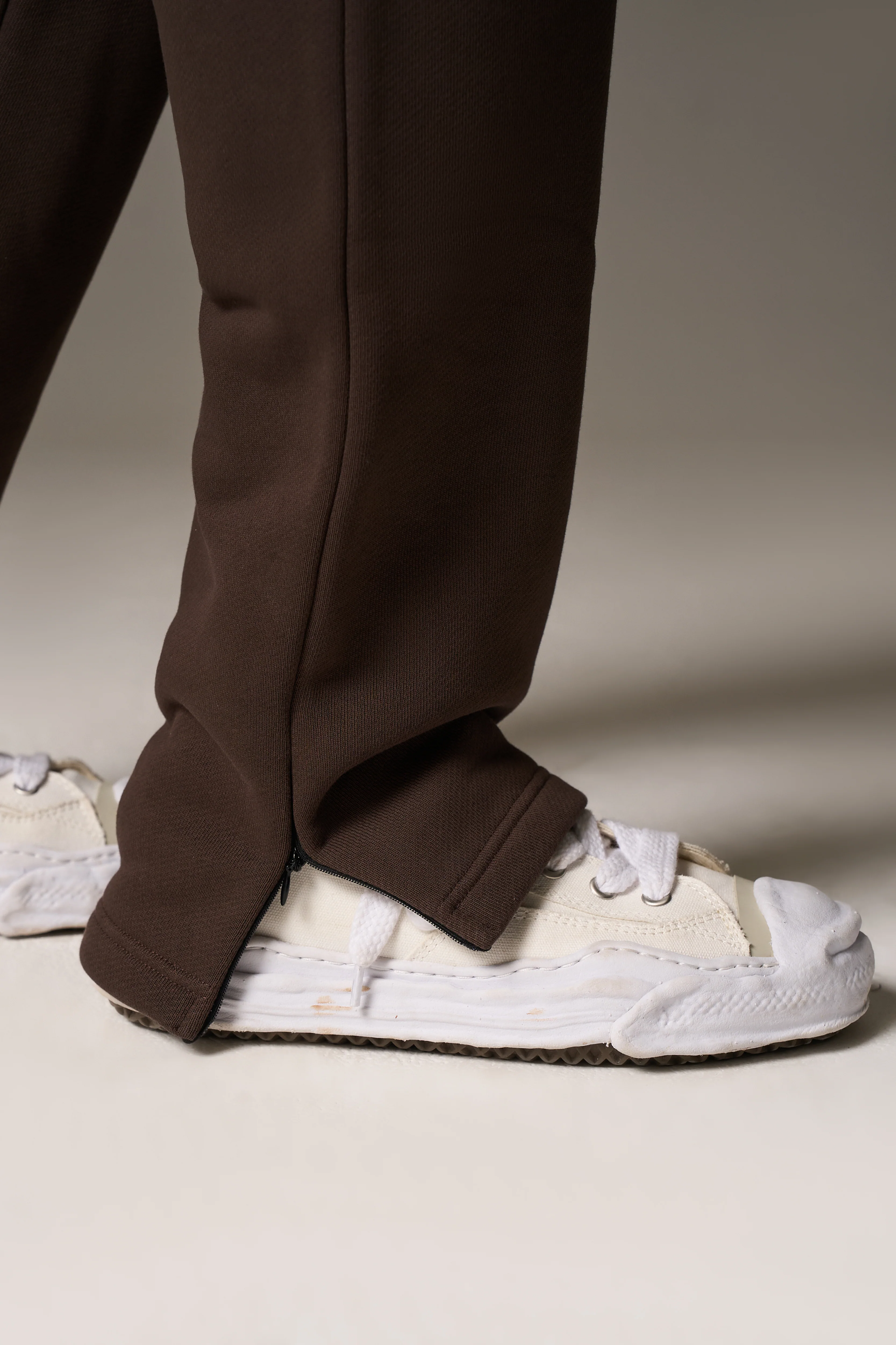 HEAVYWEIGHT MONOGRAM EMBLEM JOGGERS - BROWN