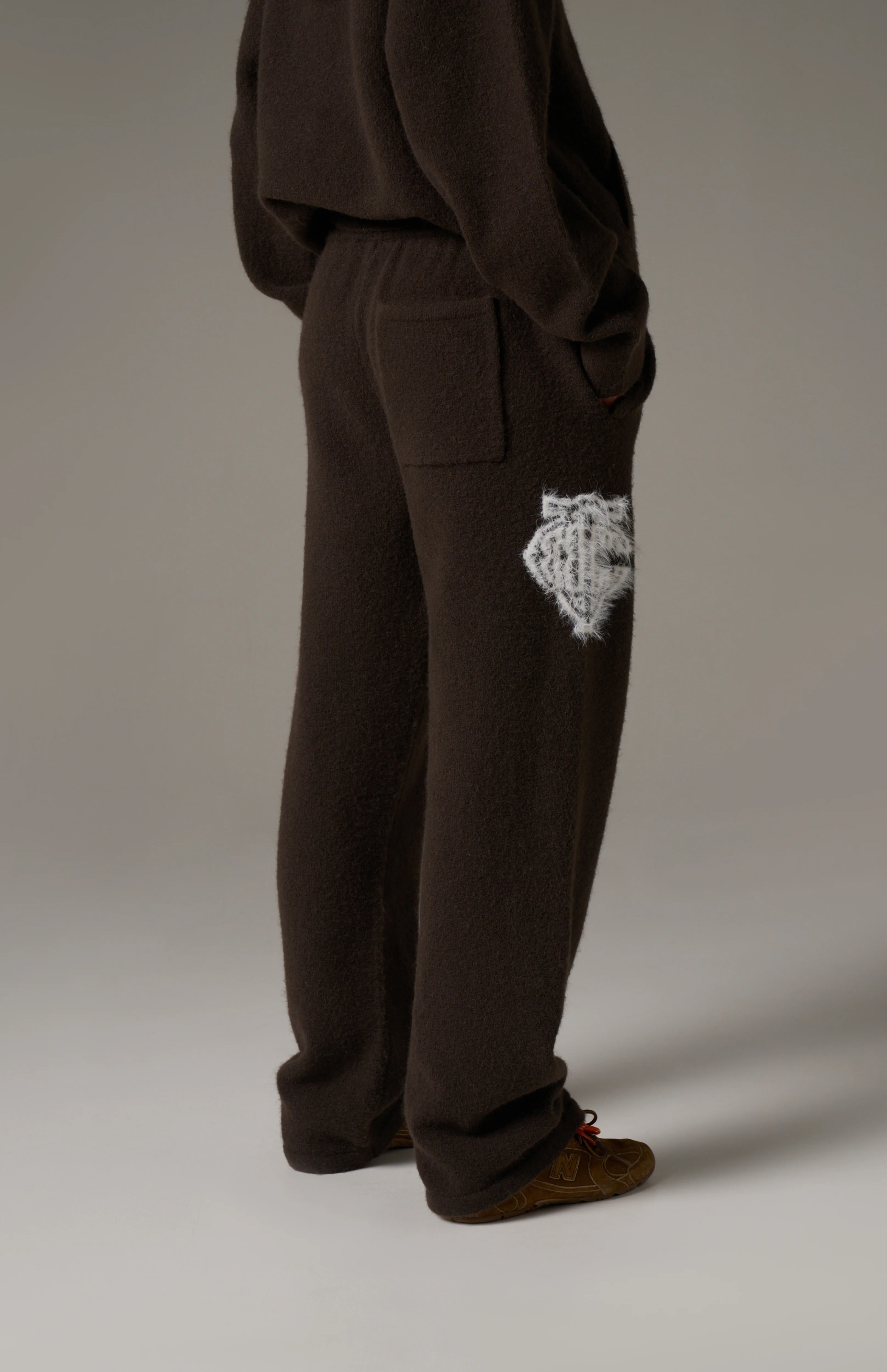 MONGRAM EMBLEM FLUFFY KNIT JOGGERS - BROWN