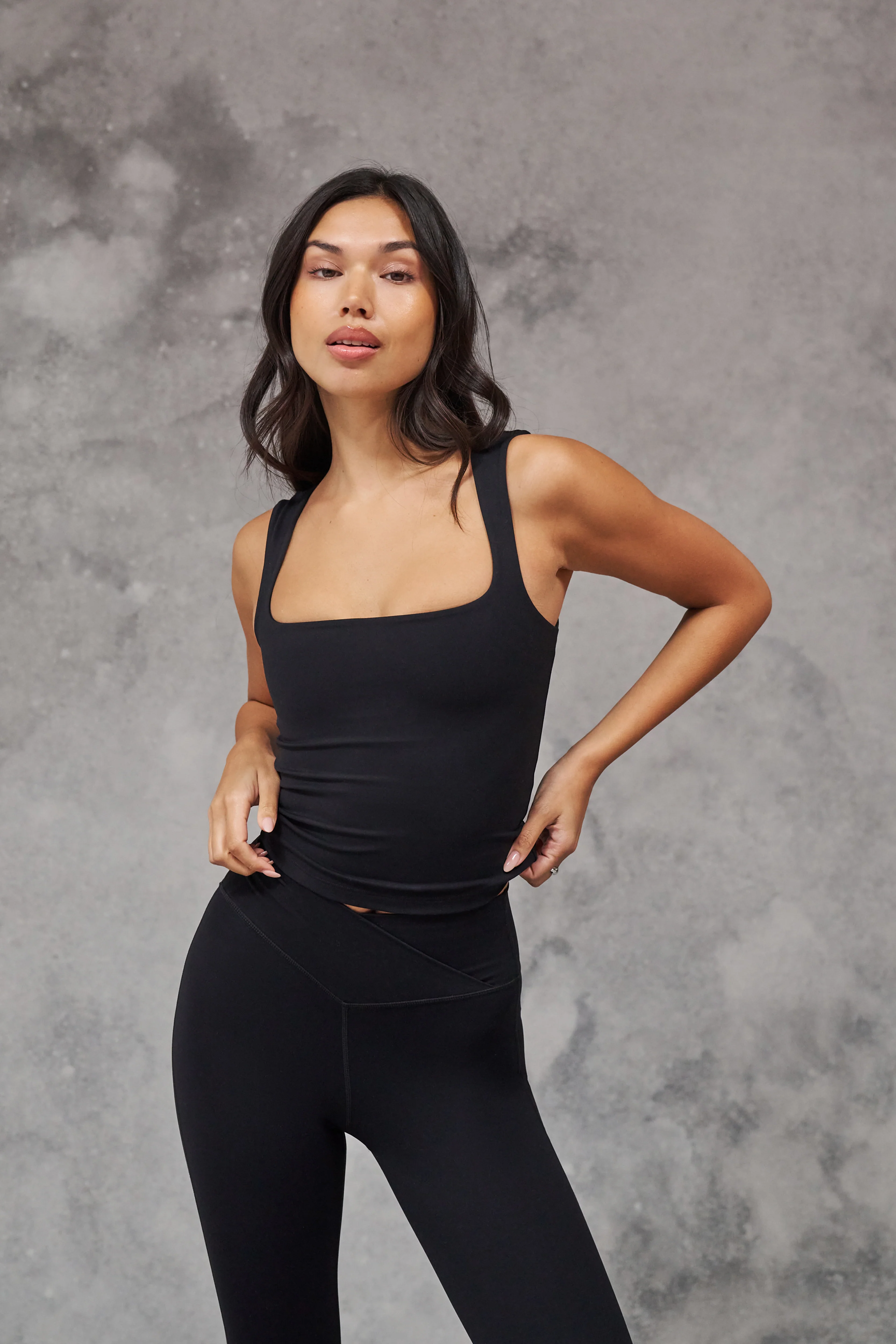 SCULPTING STRETCH SCOOP NECK TOP - BLACK