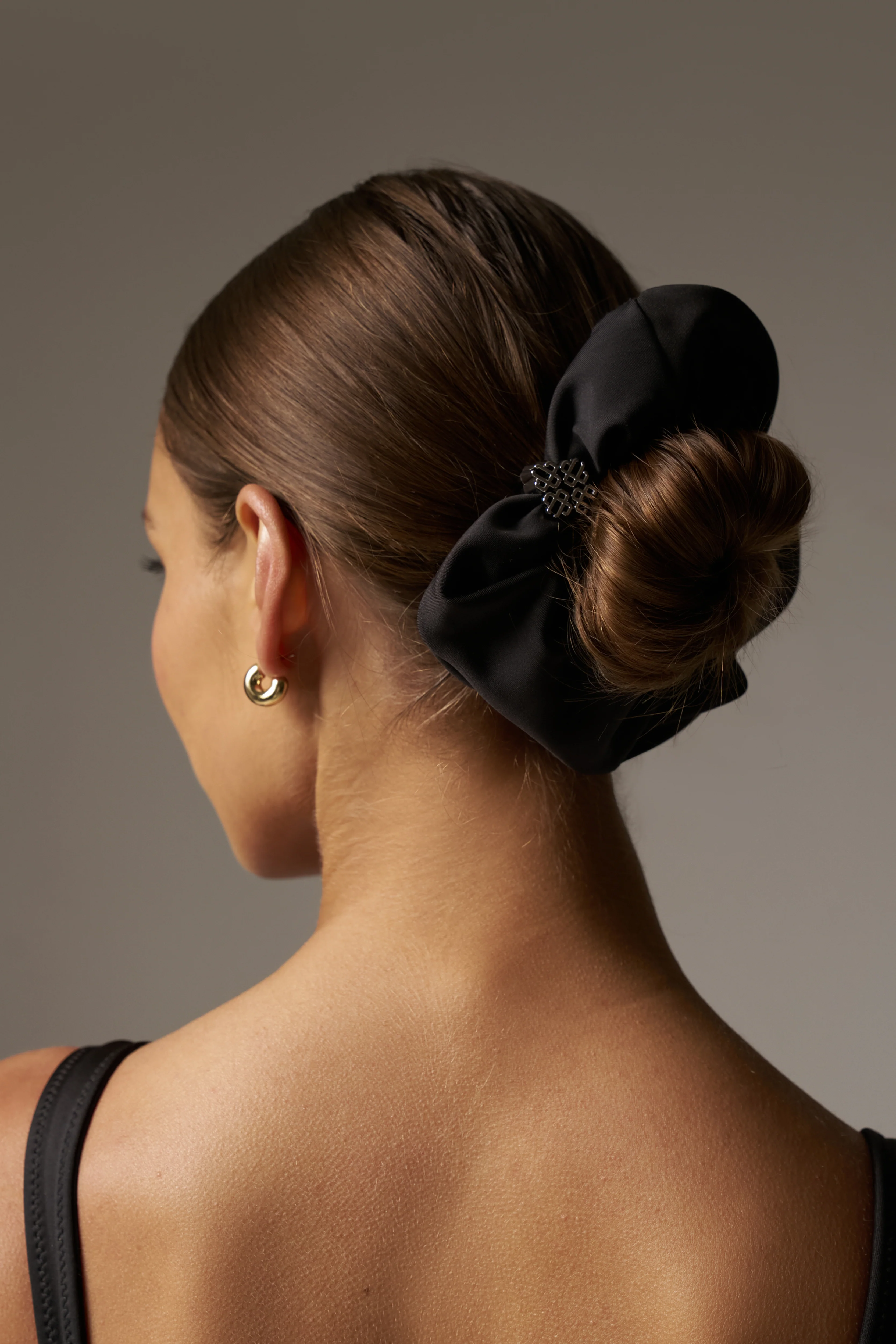 METAL EMBLEM SCRUNCHIE - BLACK