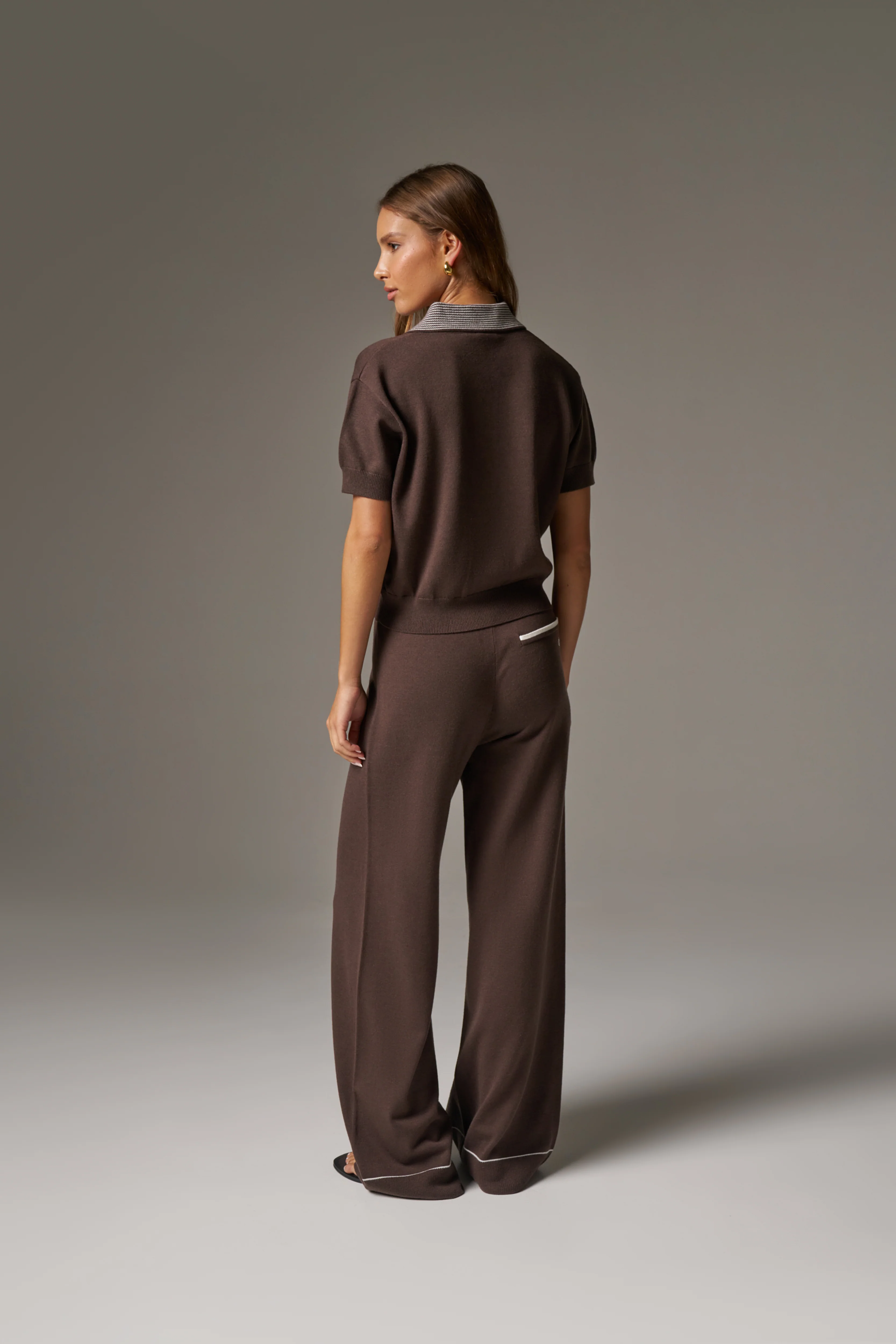 KNITTED COLLAR POLO TOP - BROWN