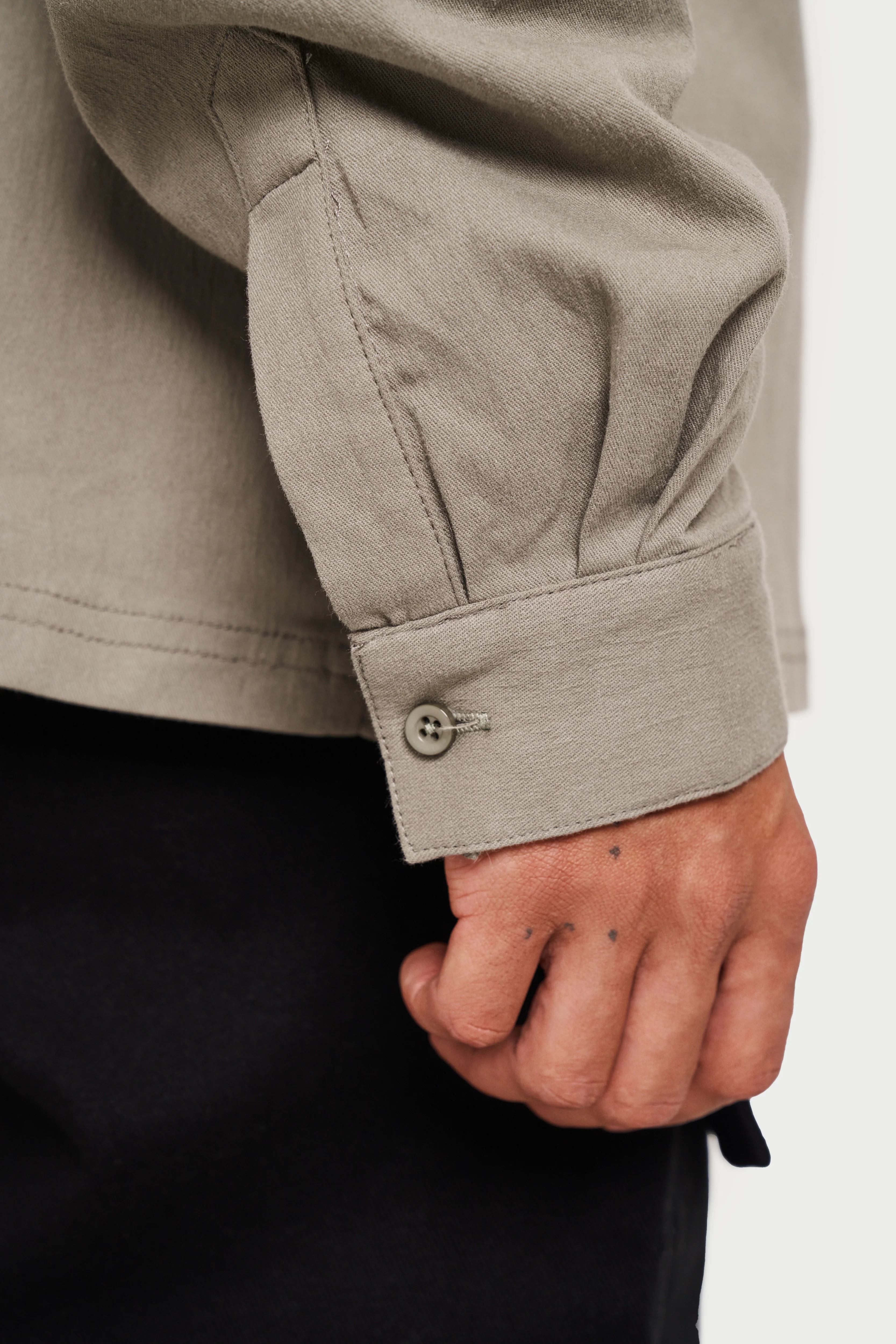 COLLARLESS STITCH DETAIL SHIRT - KHAKI