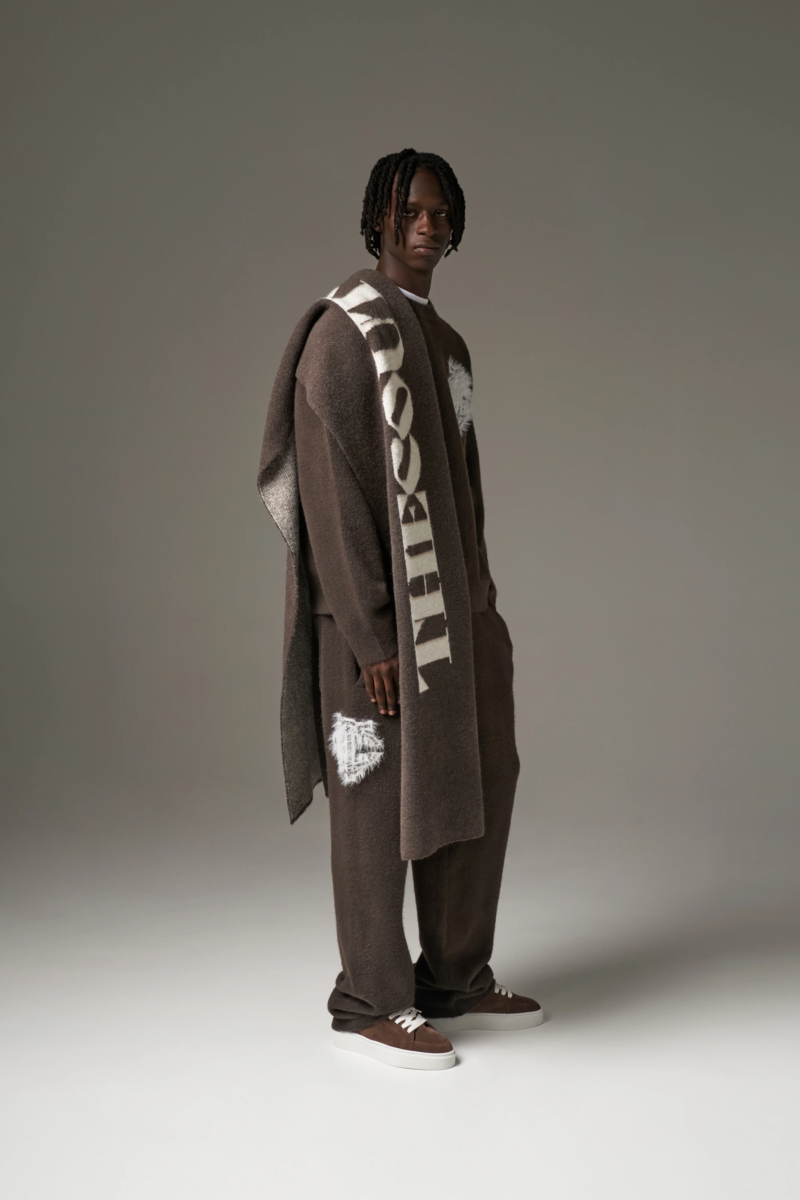 COPYRIGHT KNIT SCARF - BROWN