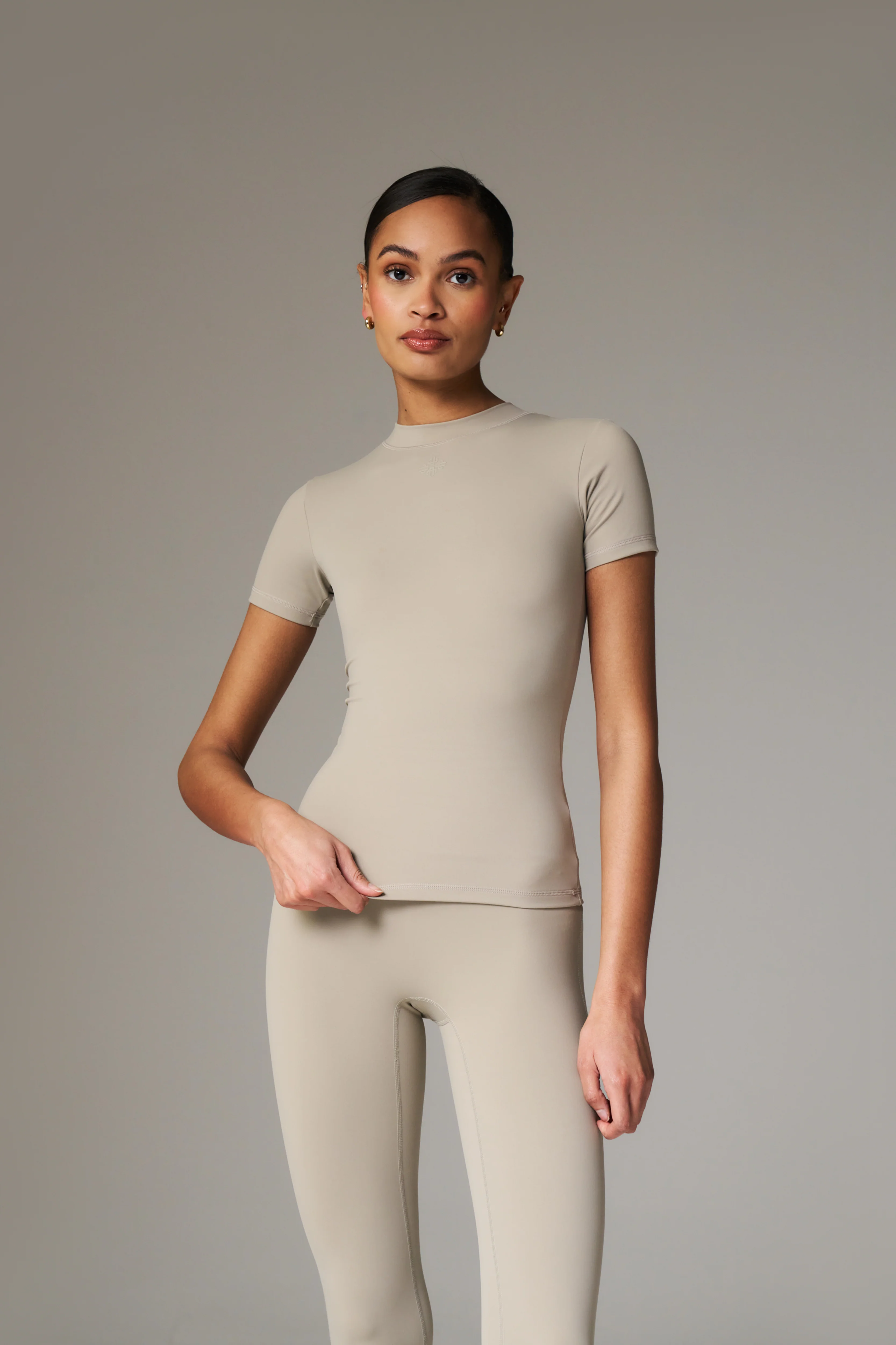 SCULPTING STRETCH EMBLEM BABY TEE - BEIGE