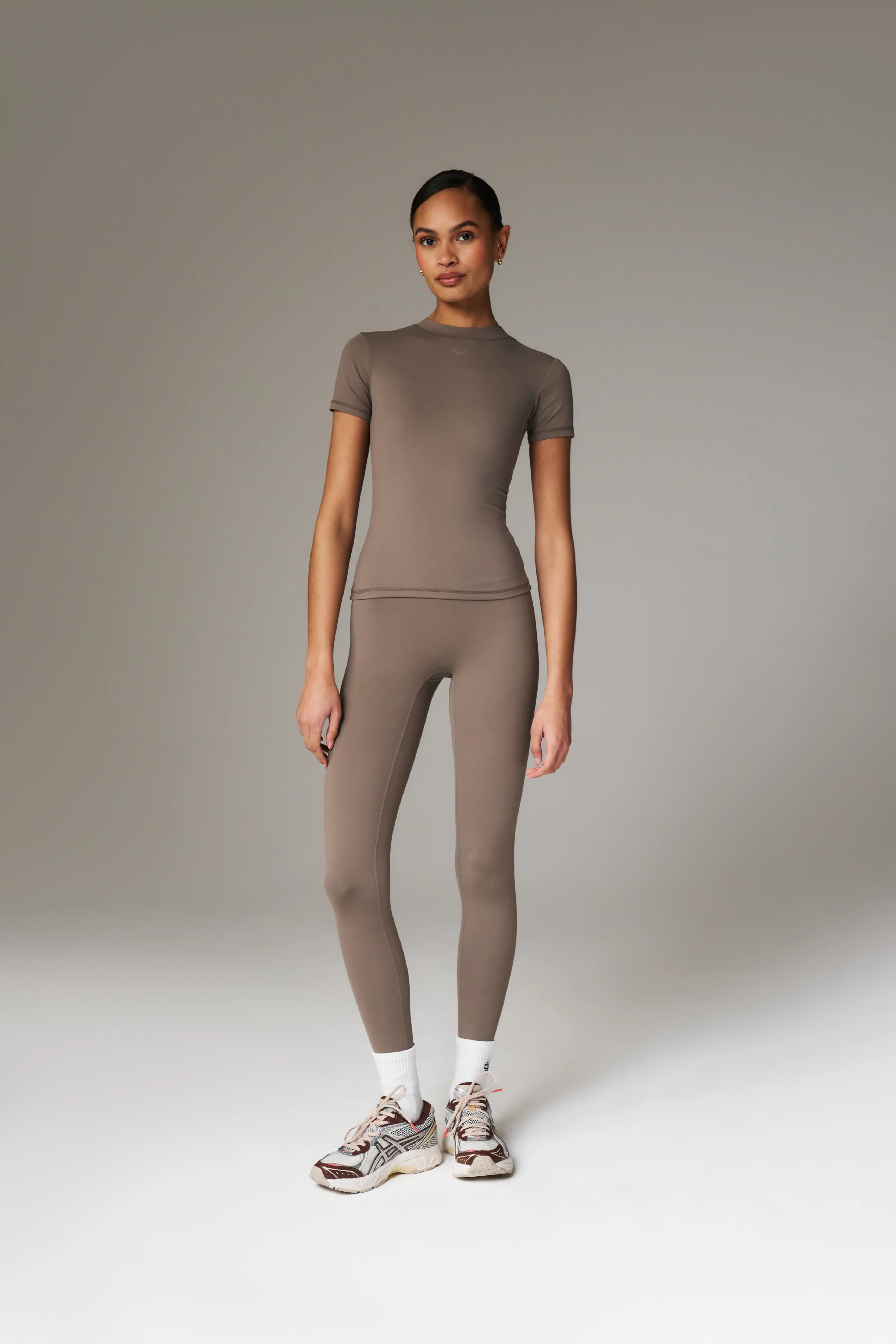 SCULPTING STRETCH EMBLEM BABY TEE - COCOA