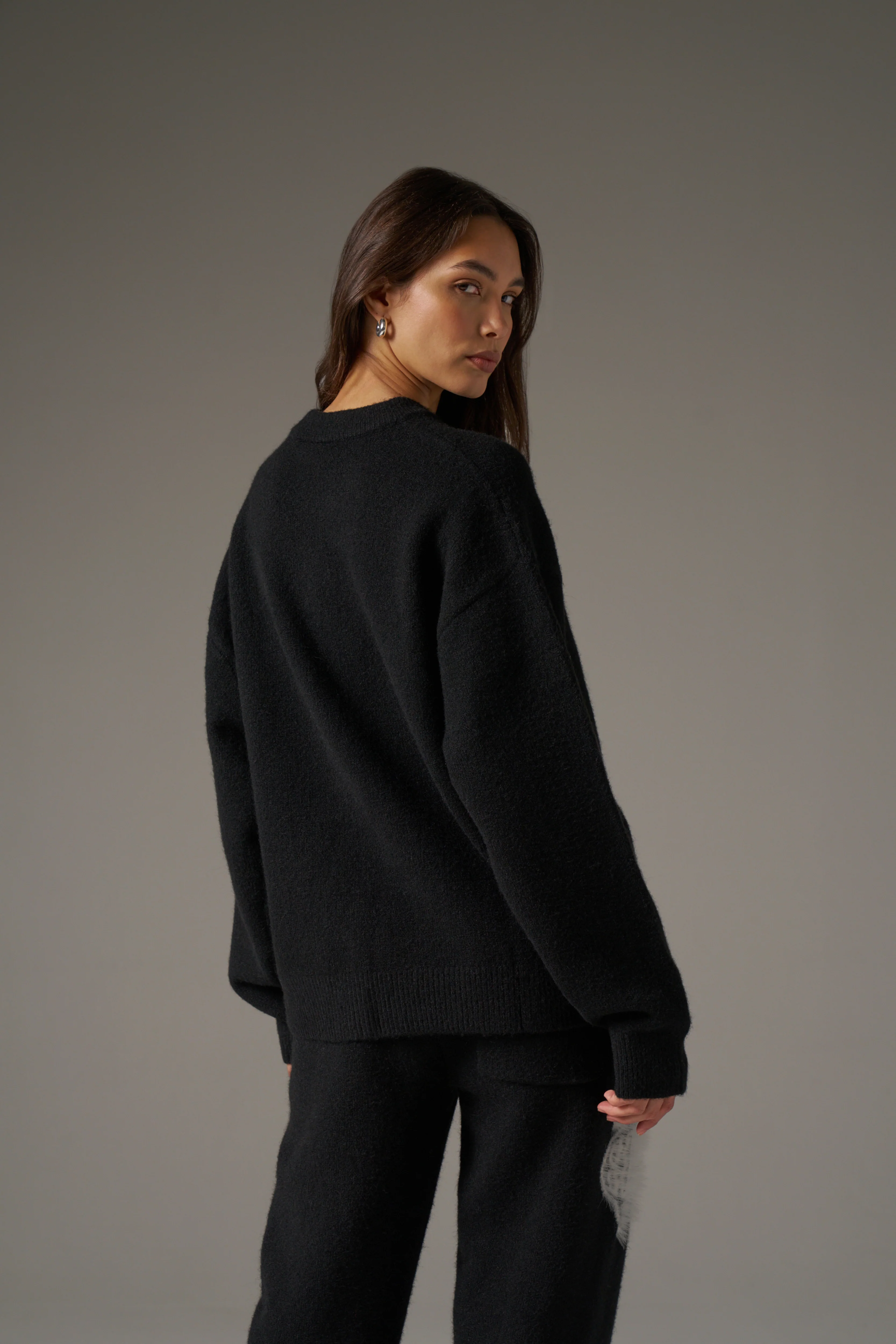 MONOGRAM EMBLEM FLUFFY KNIT CREW - BLACK