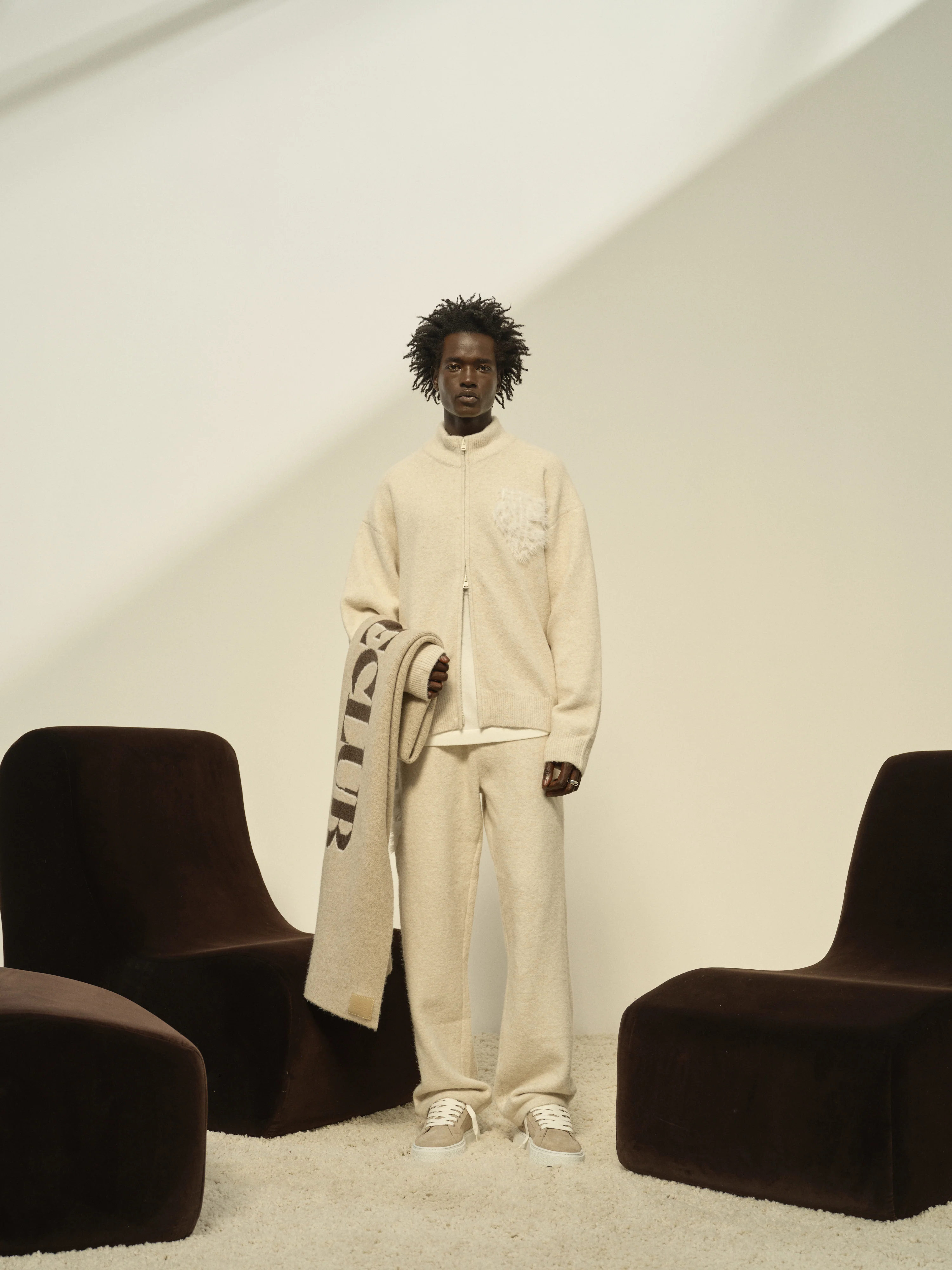 FLUFFY KNIT COPYRIGHT SCARF - BEIGE