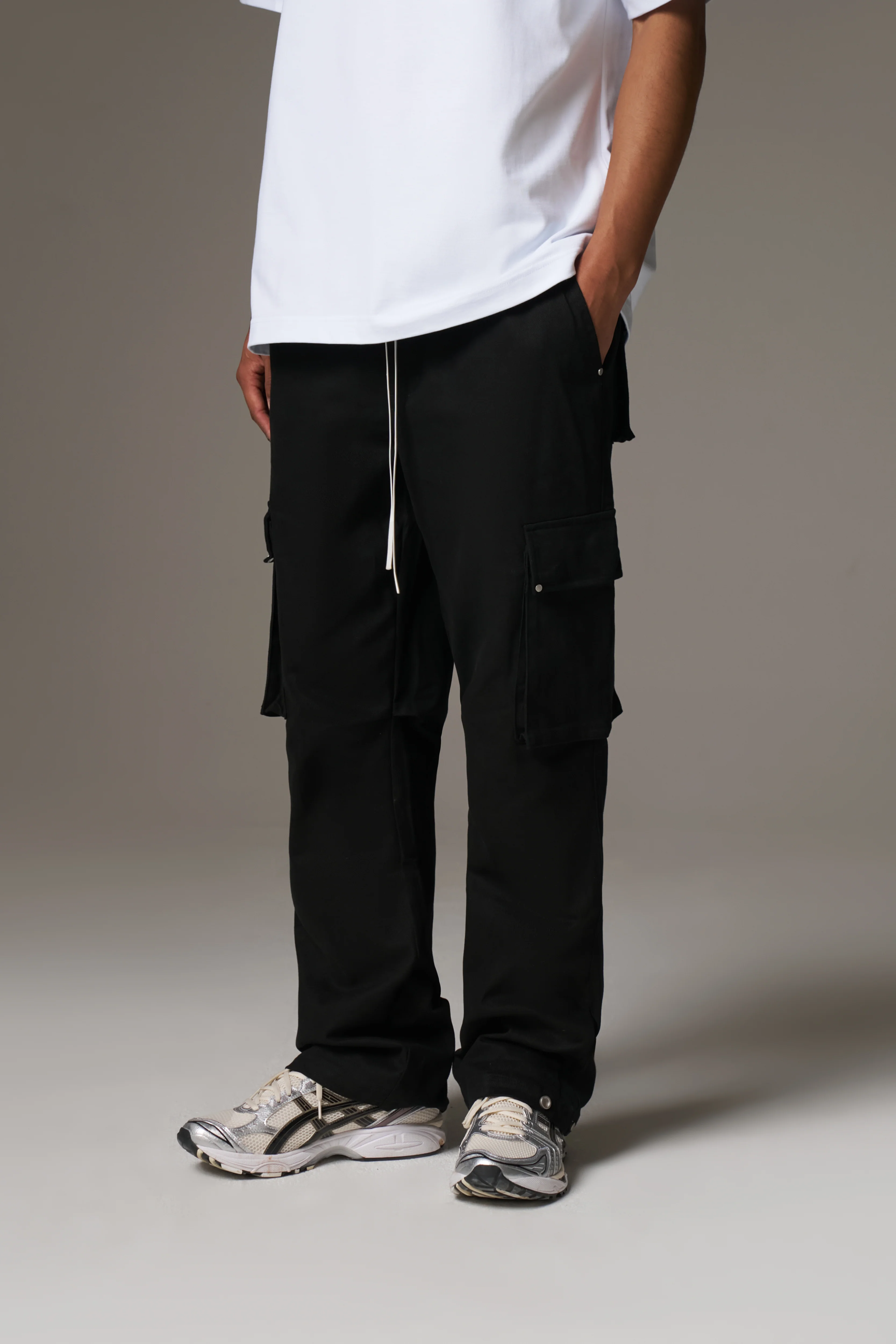 RIVET DETAIL CARGO - BLACK