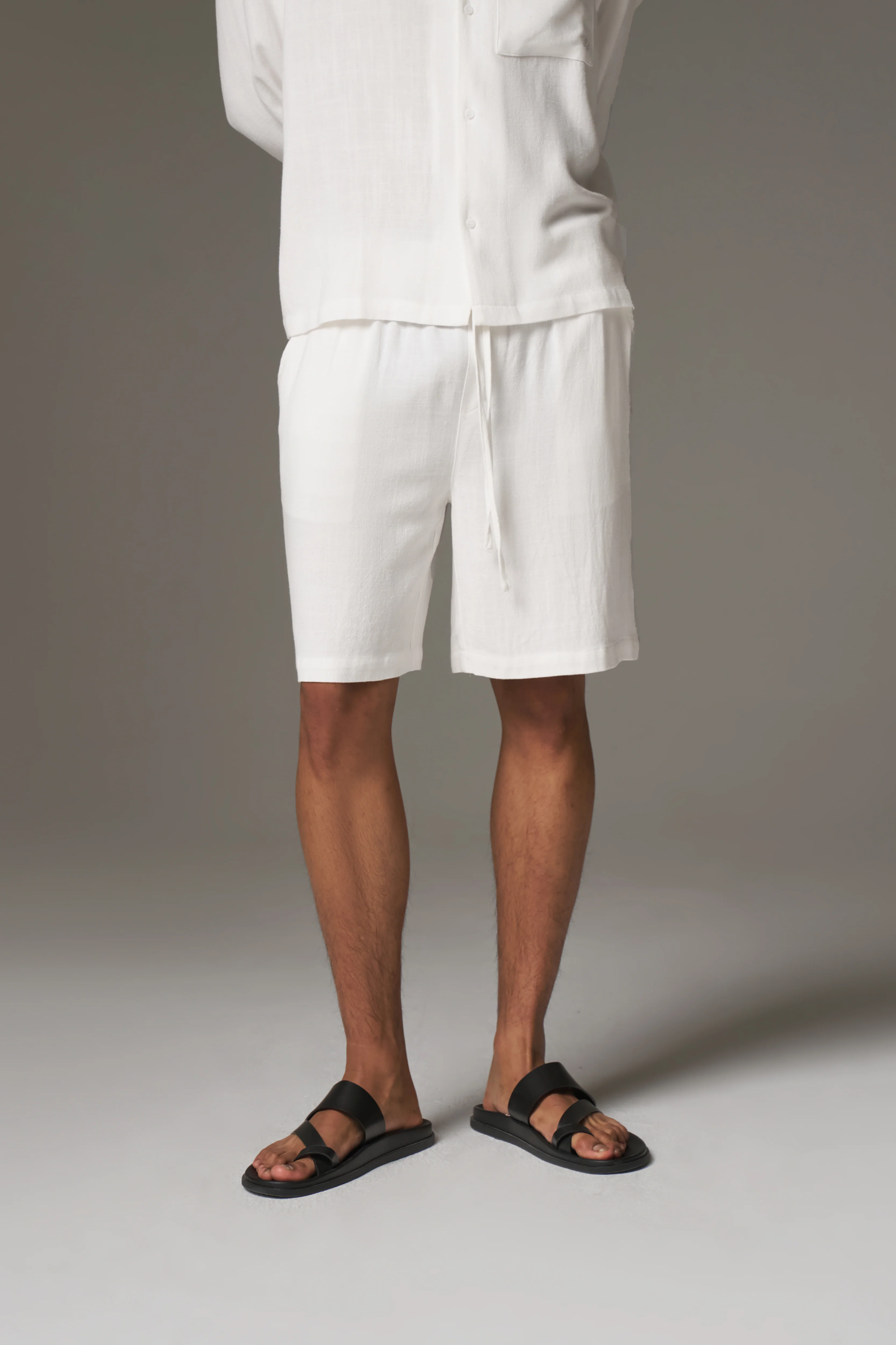 TEXTURED WOVEN SHORTS - WHITE