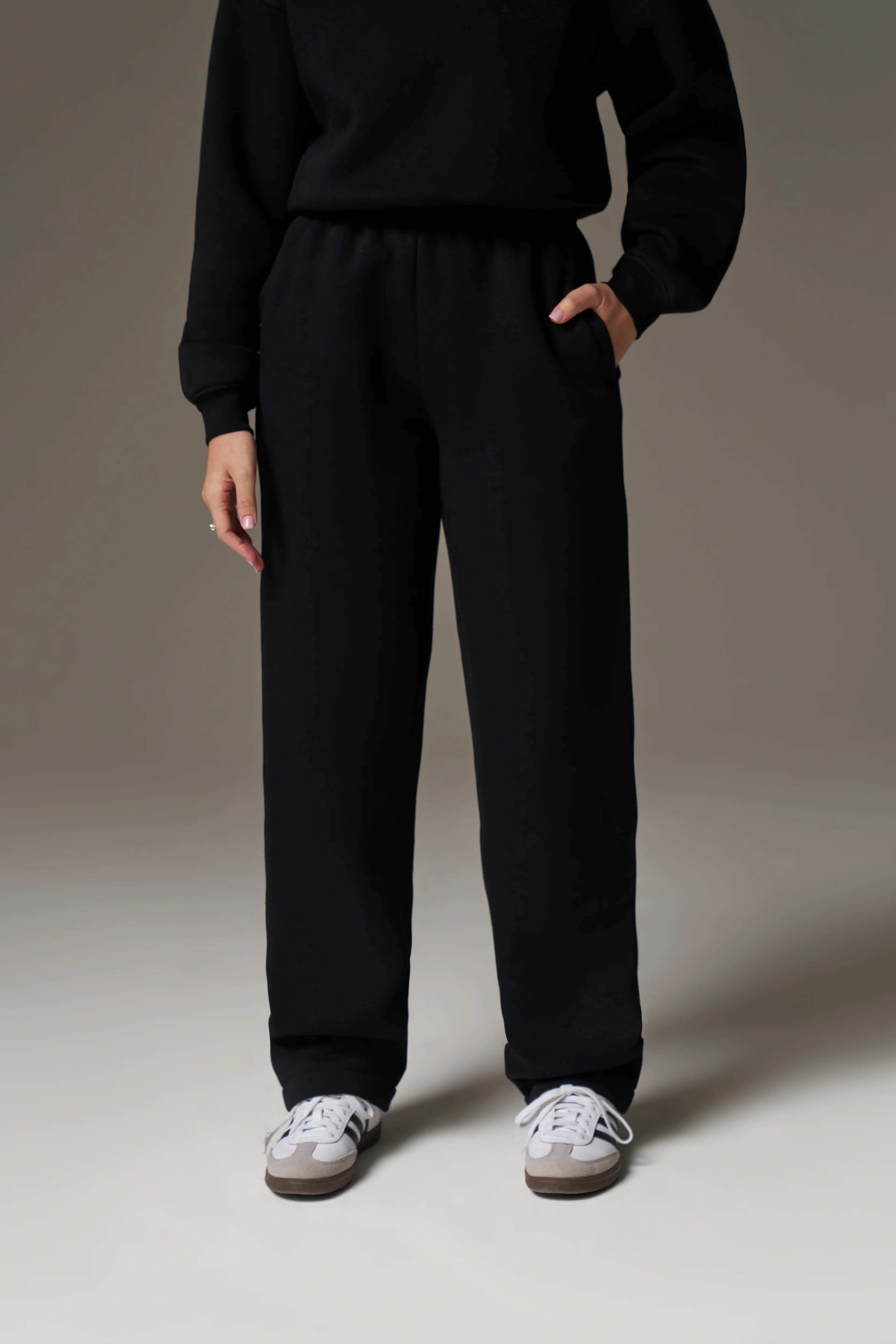 EMBROIDERED CREST RELAXED JOGGERS - BLACK