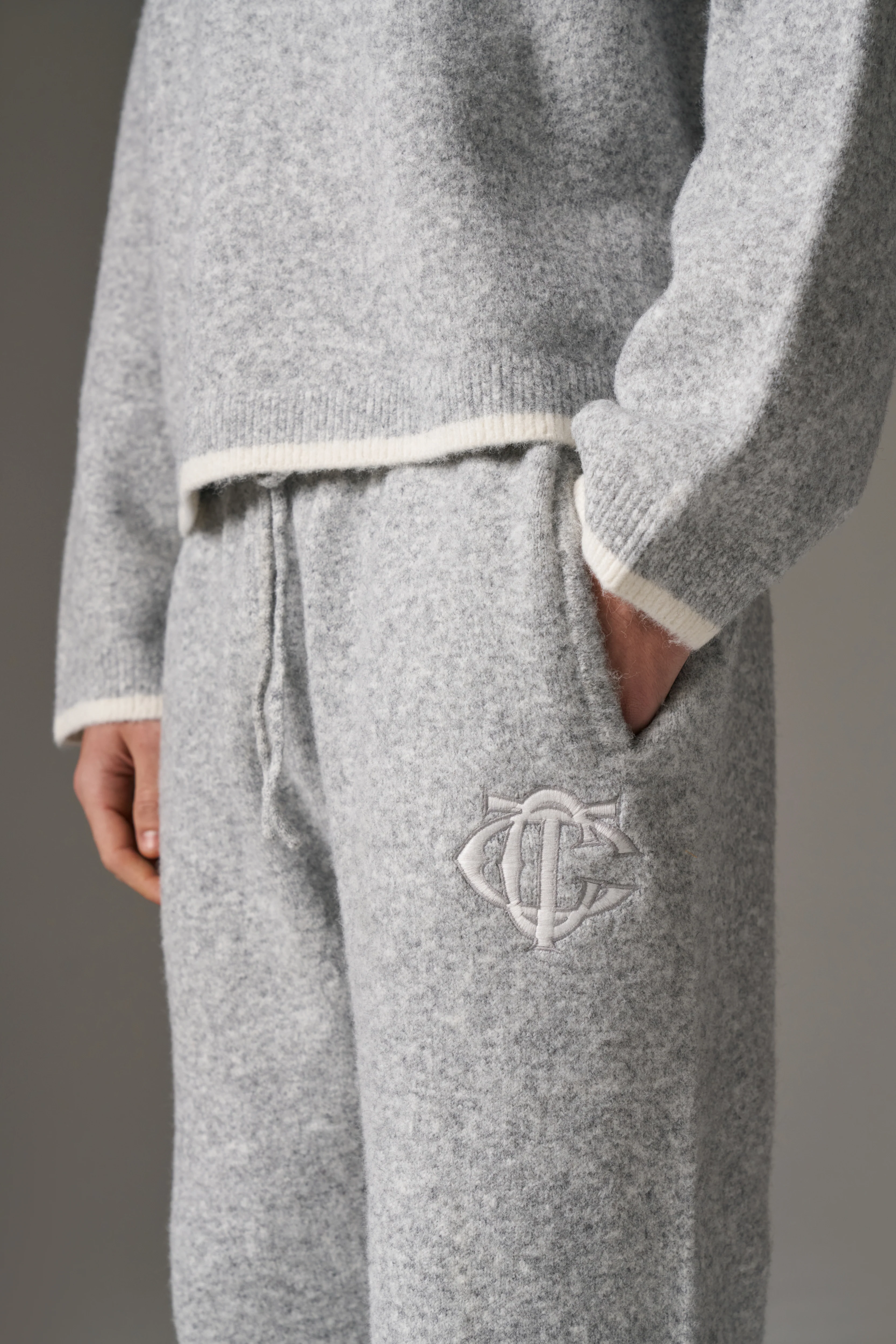 MONOGRAM EMBLEM KNITTED JOGGERS - GREY