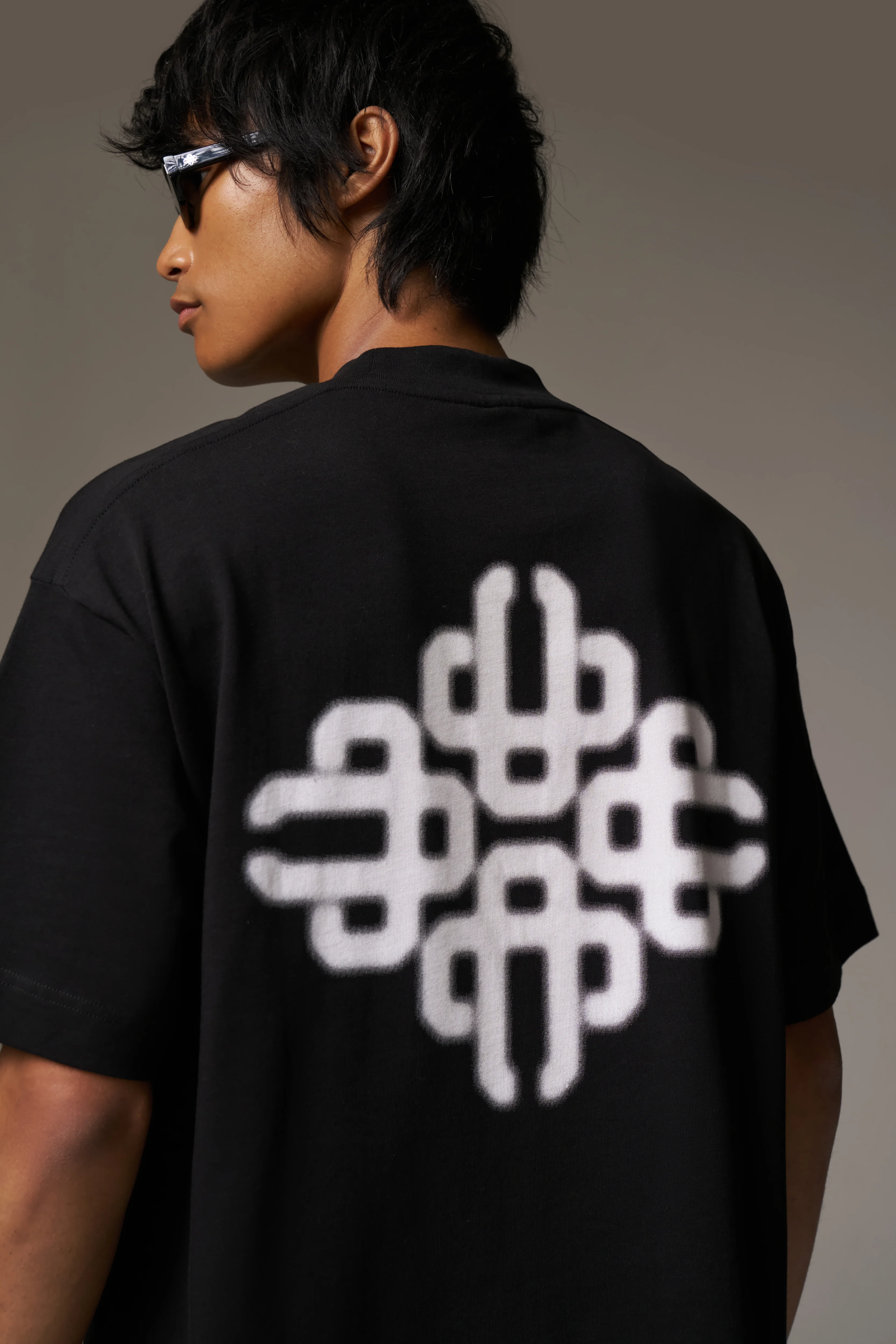 BLURRED GRAPHIC EMBLEM T-SHIRT - BLACK