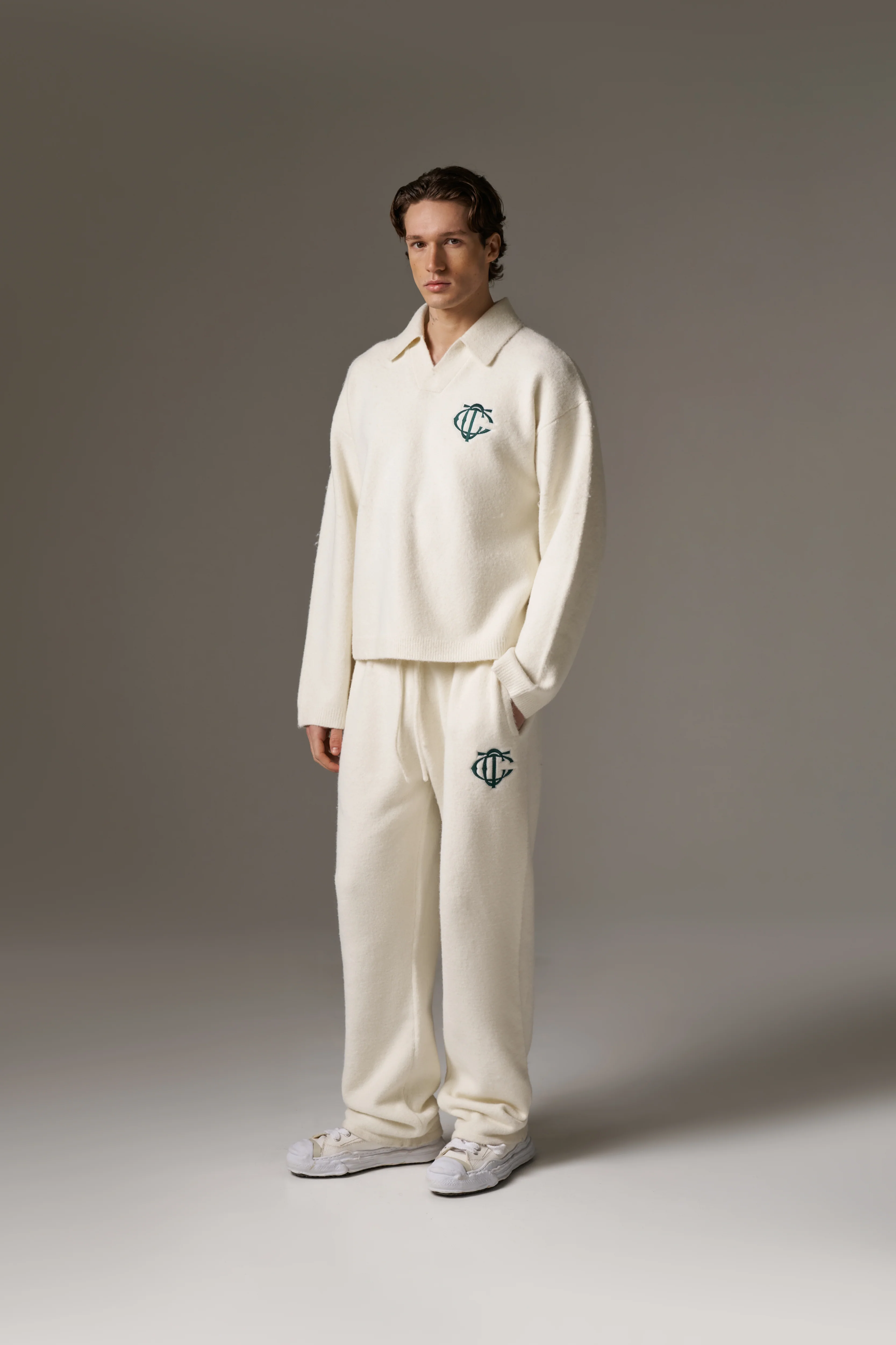 MONOGRAM EMBLEM KNITTED POLO TOP - OFF WHITE