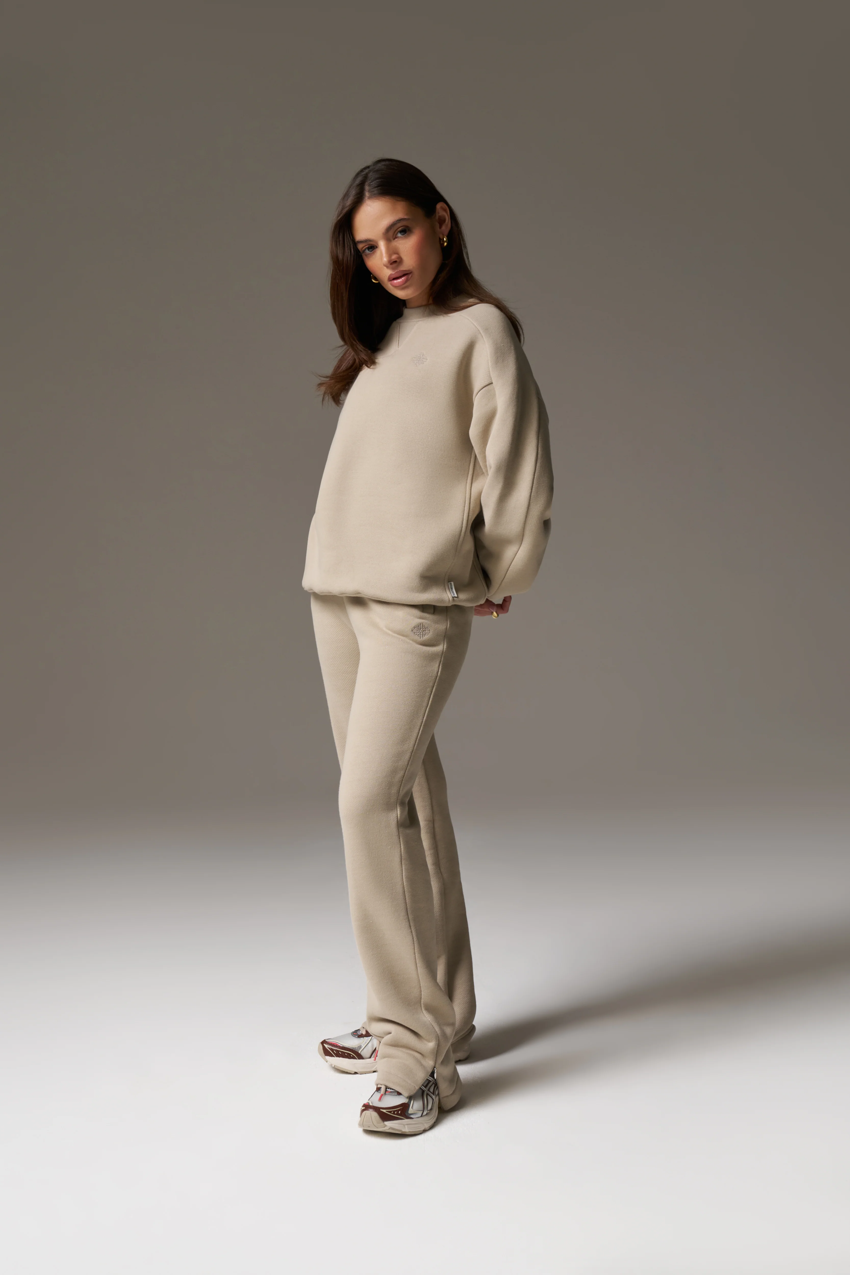 LAUNDERED CLASSICS SEAM DETAIL SWEATSHIRT - BEIGE