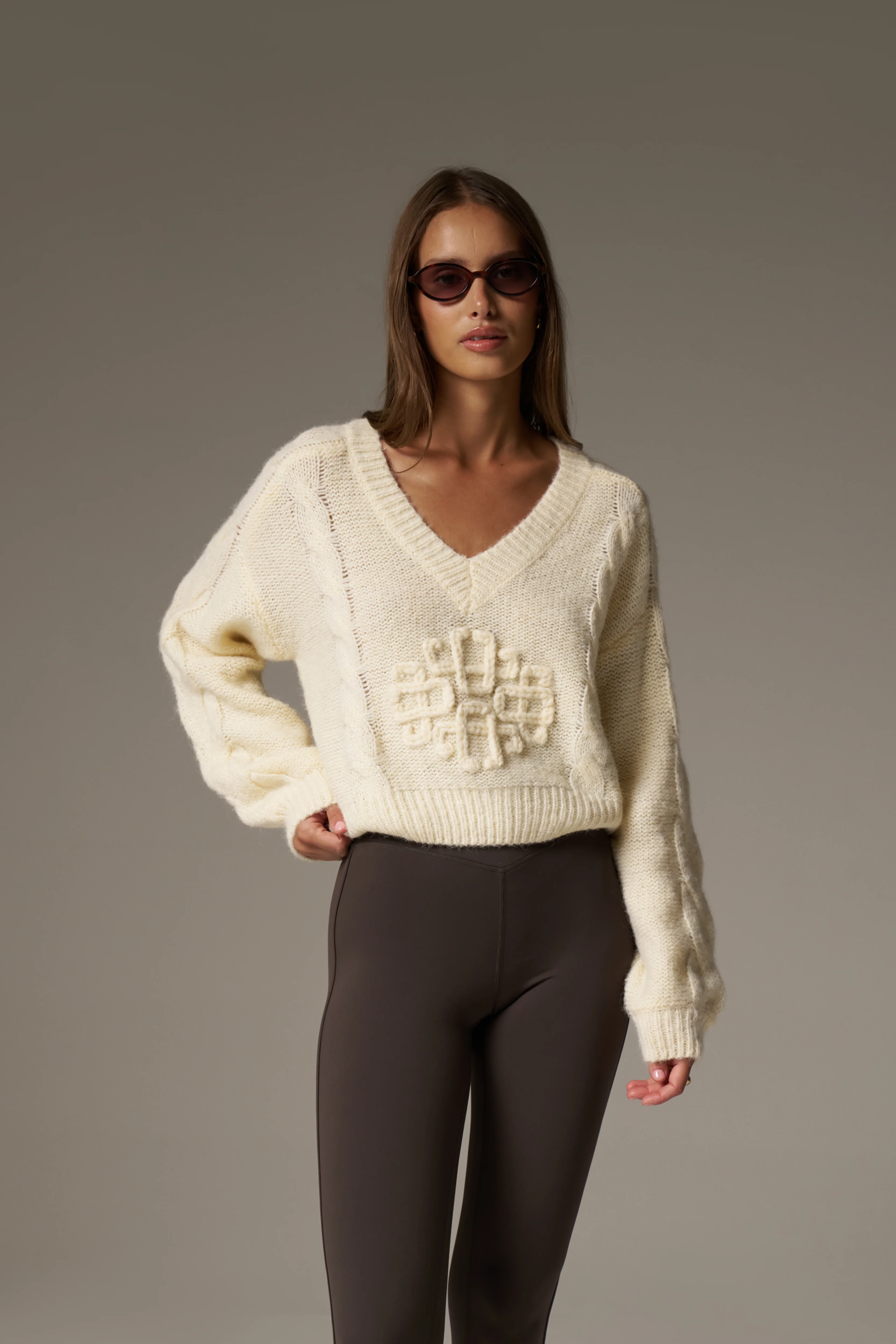 EMBLEM KNITTED V NECK JUMPER - BUTTERMILK