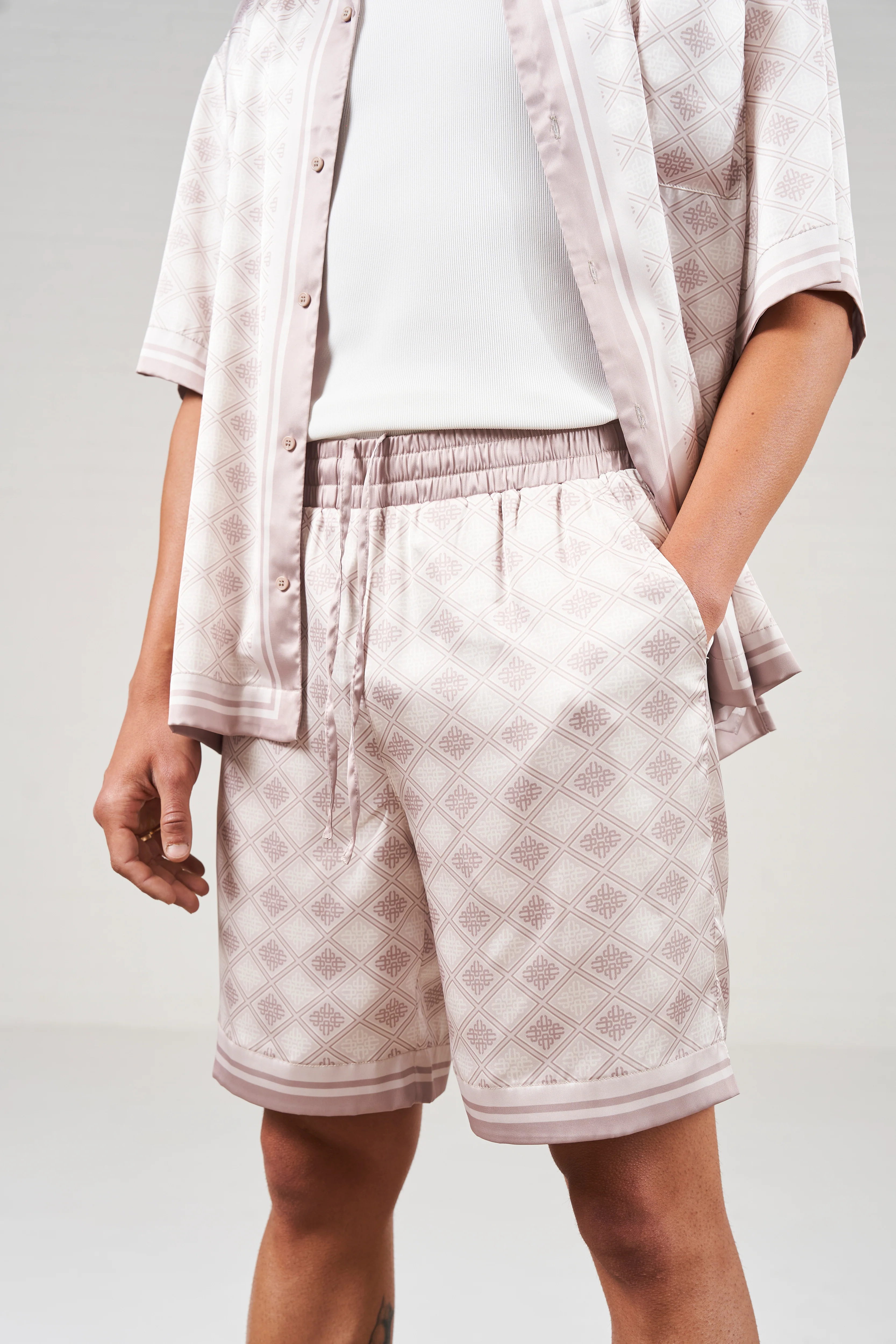 EMBLEM PRINT SHORTS - BEIGE