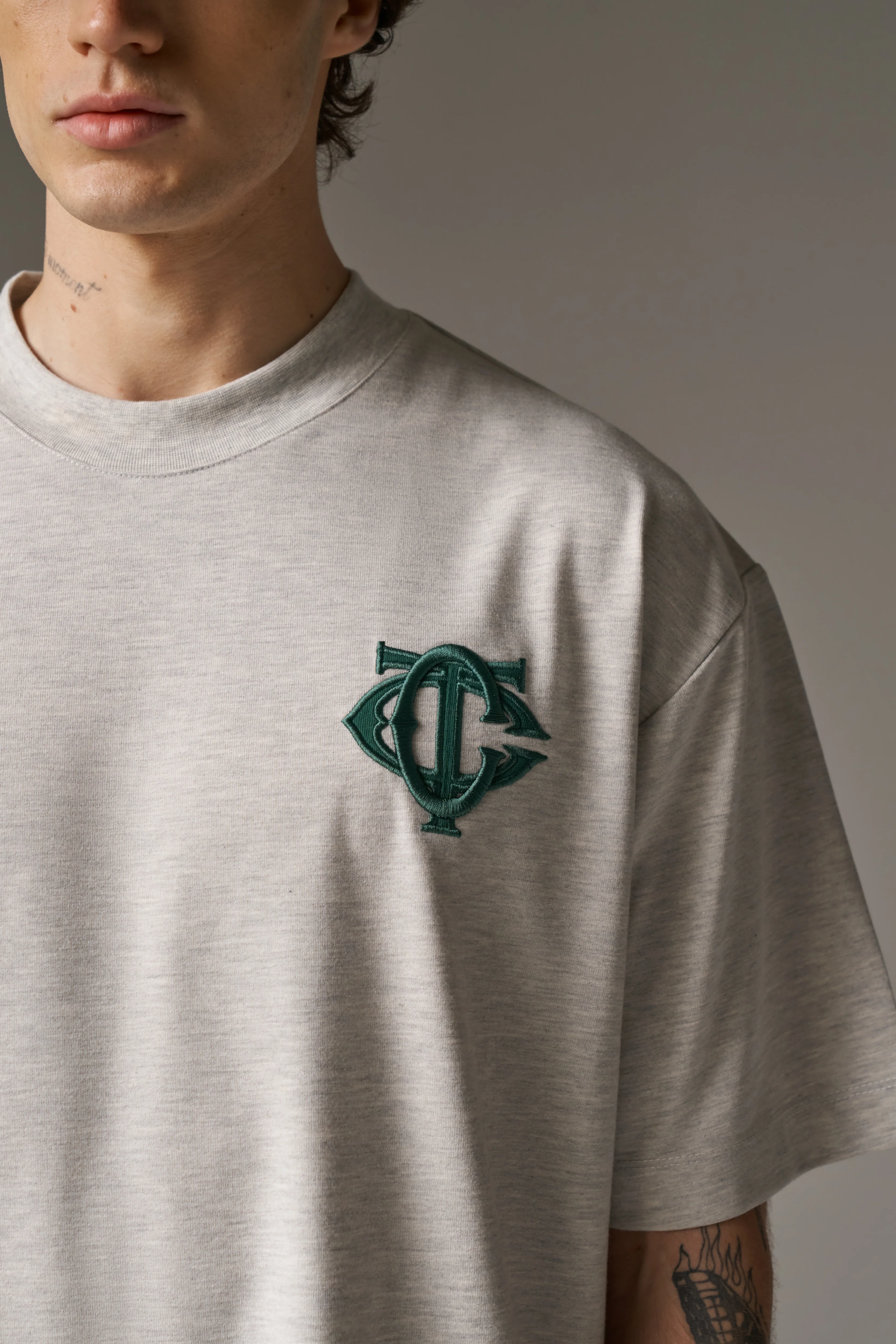 MONOGRAM EMBLEM T-SHIRT - GREY MARL