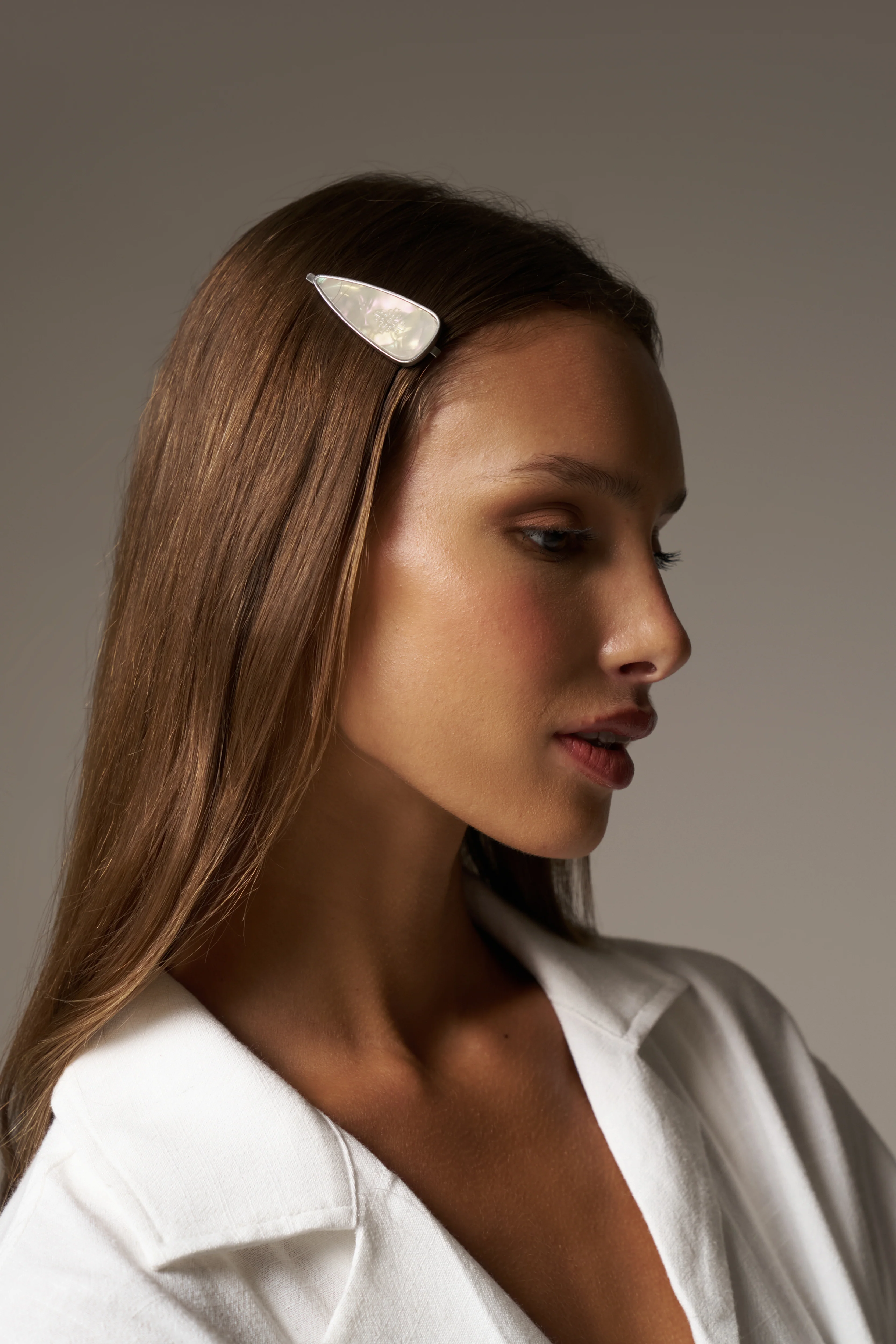 TORTOISESHELL EMBLEM HAIR GRIPS 2 PACK - PEARL