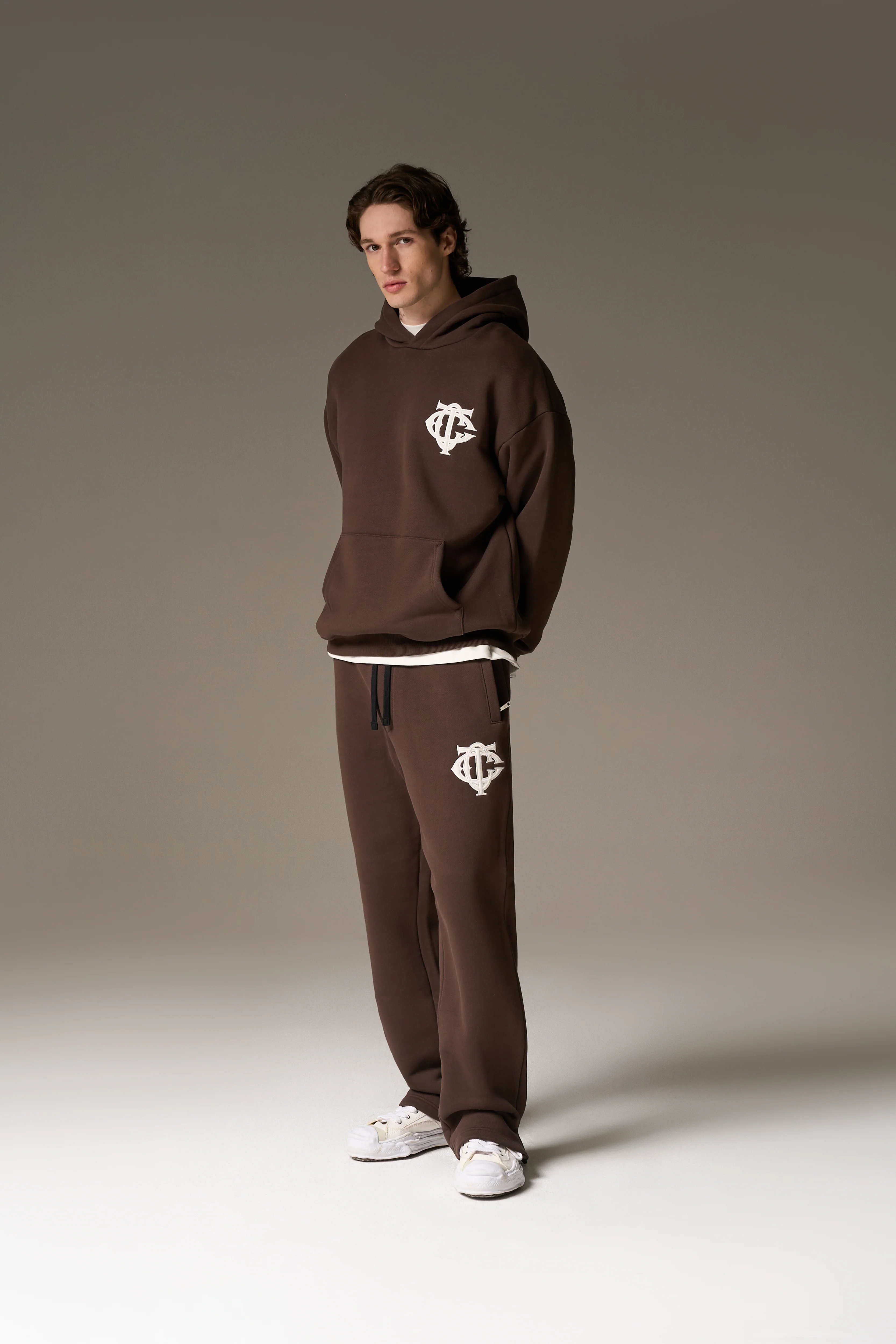 HEAVYWEIGHT MONOGRAM EMBLEM JOGGERS - BROWN