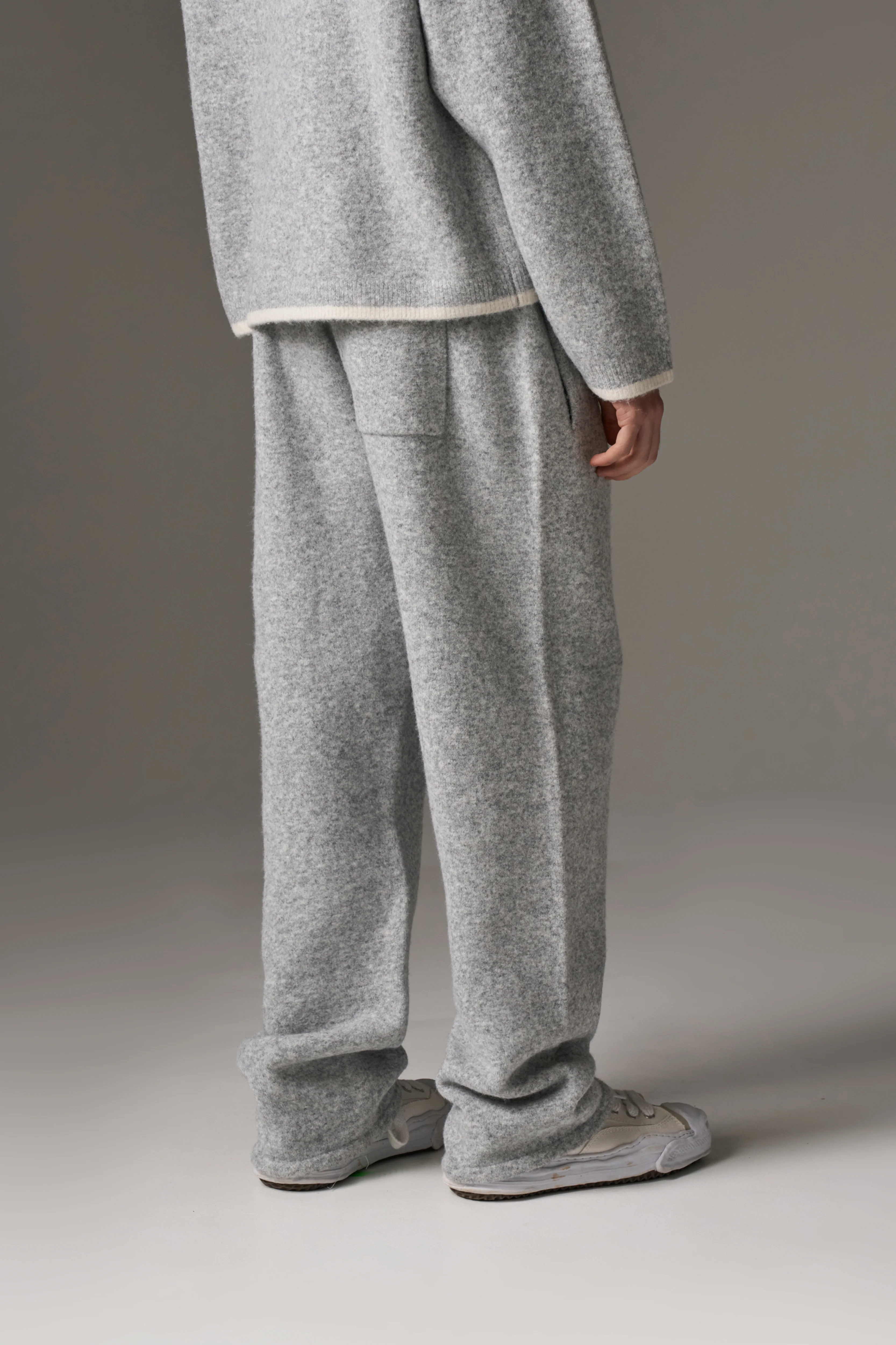 MONOGRAM EMBLEM KNITTED JOGGERS - GREY