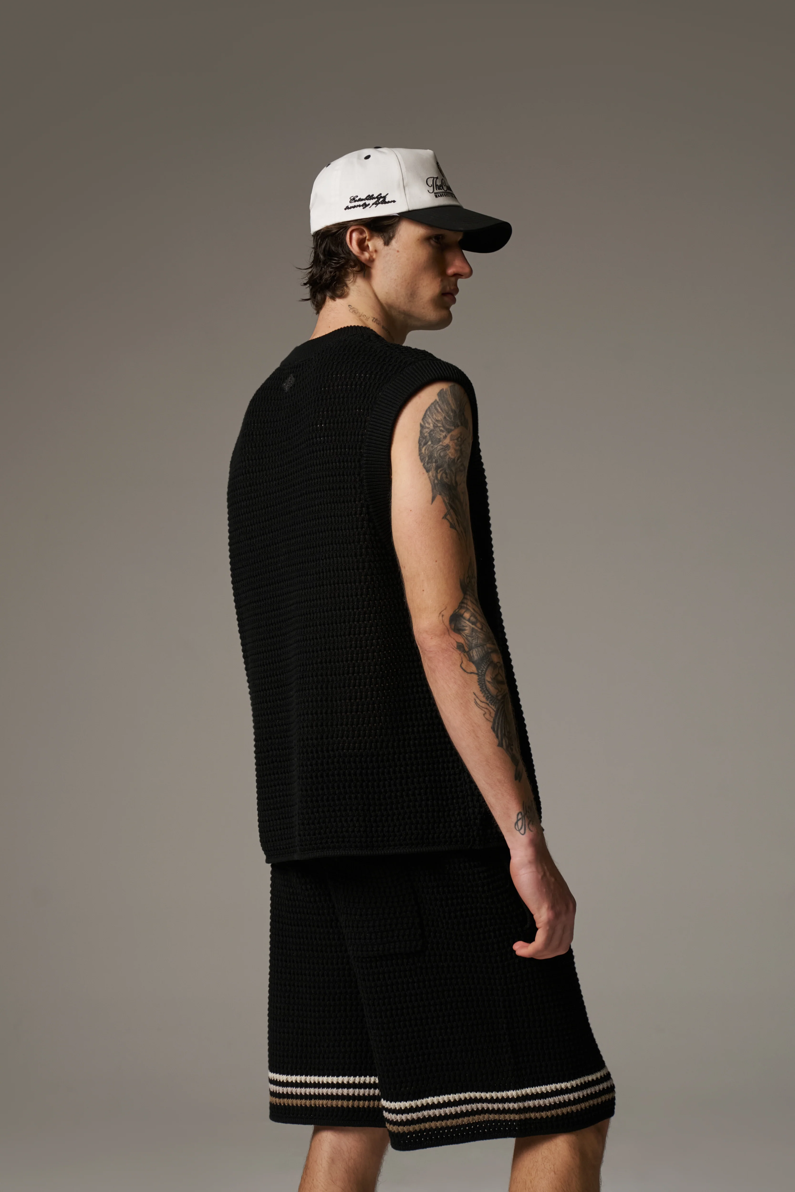 STRIPE CROCHET KNIT VEST - BLACK