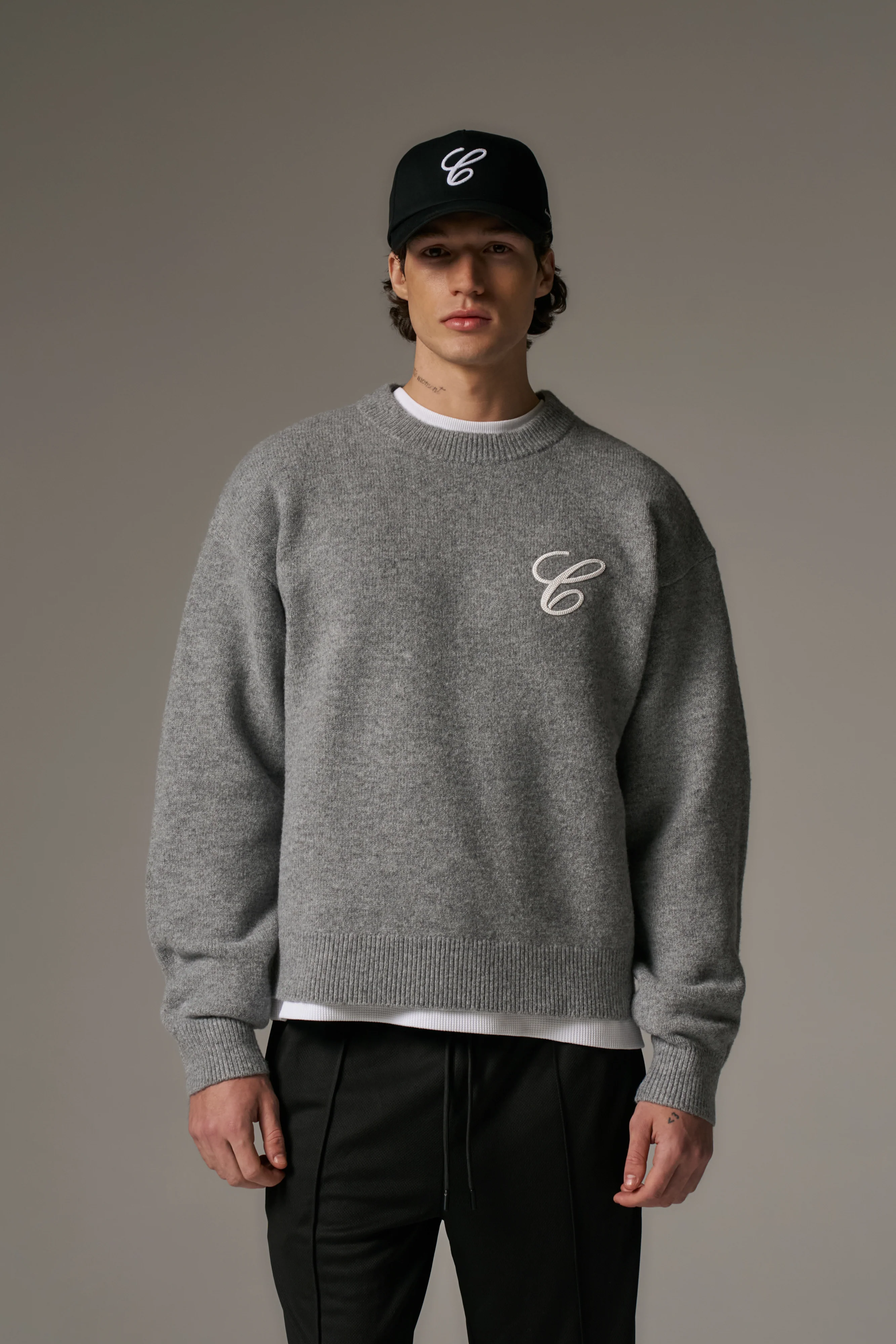 C EMBROIDERY KNITTED CREW - GREY MARL