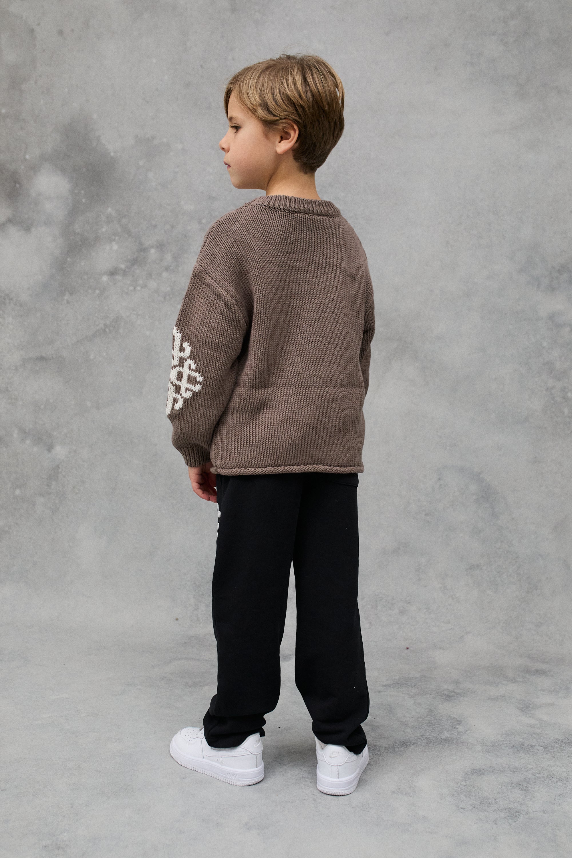 JNR CHUNKY KNIT EMBLEM JUMPER - BROWN