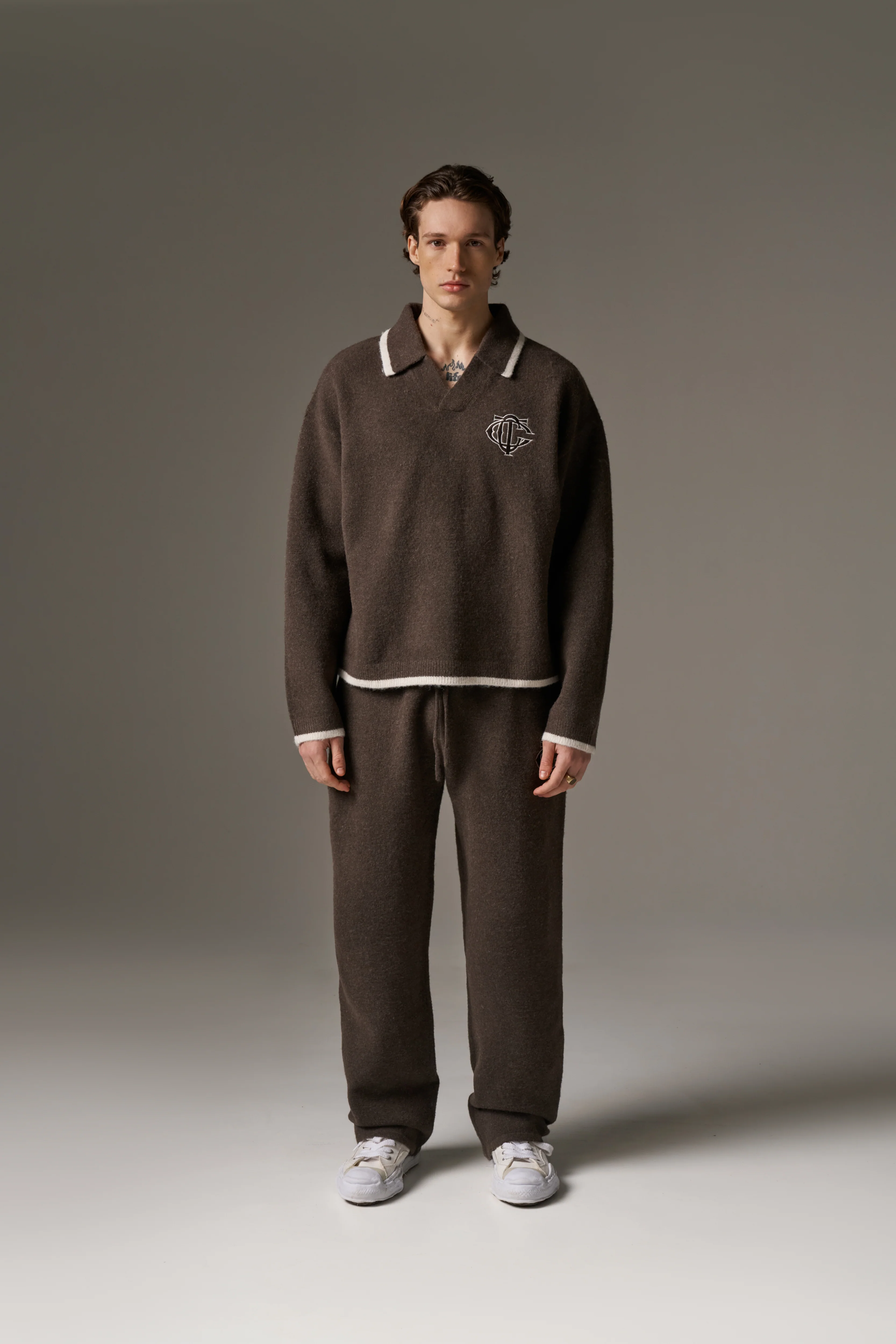 MONOGRAM EMBLEM KNITTED JOGGERS - BROWN