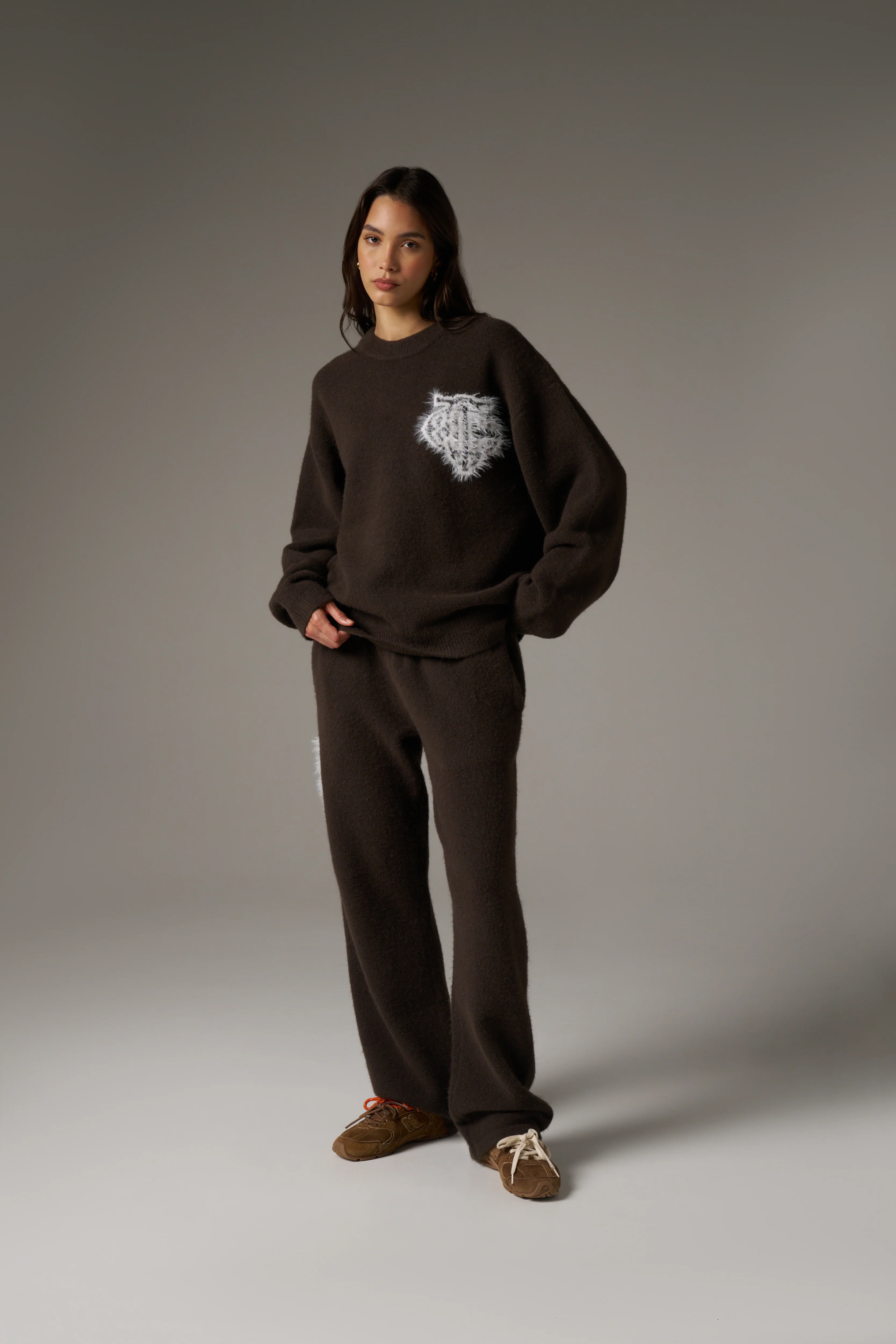 MONOGRAM EMBLEM FLUFFY KNIT CREW - BROWN