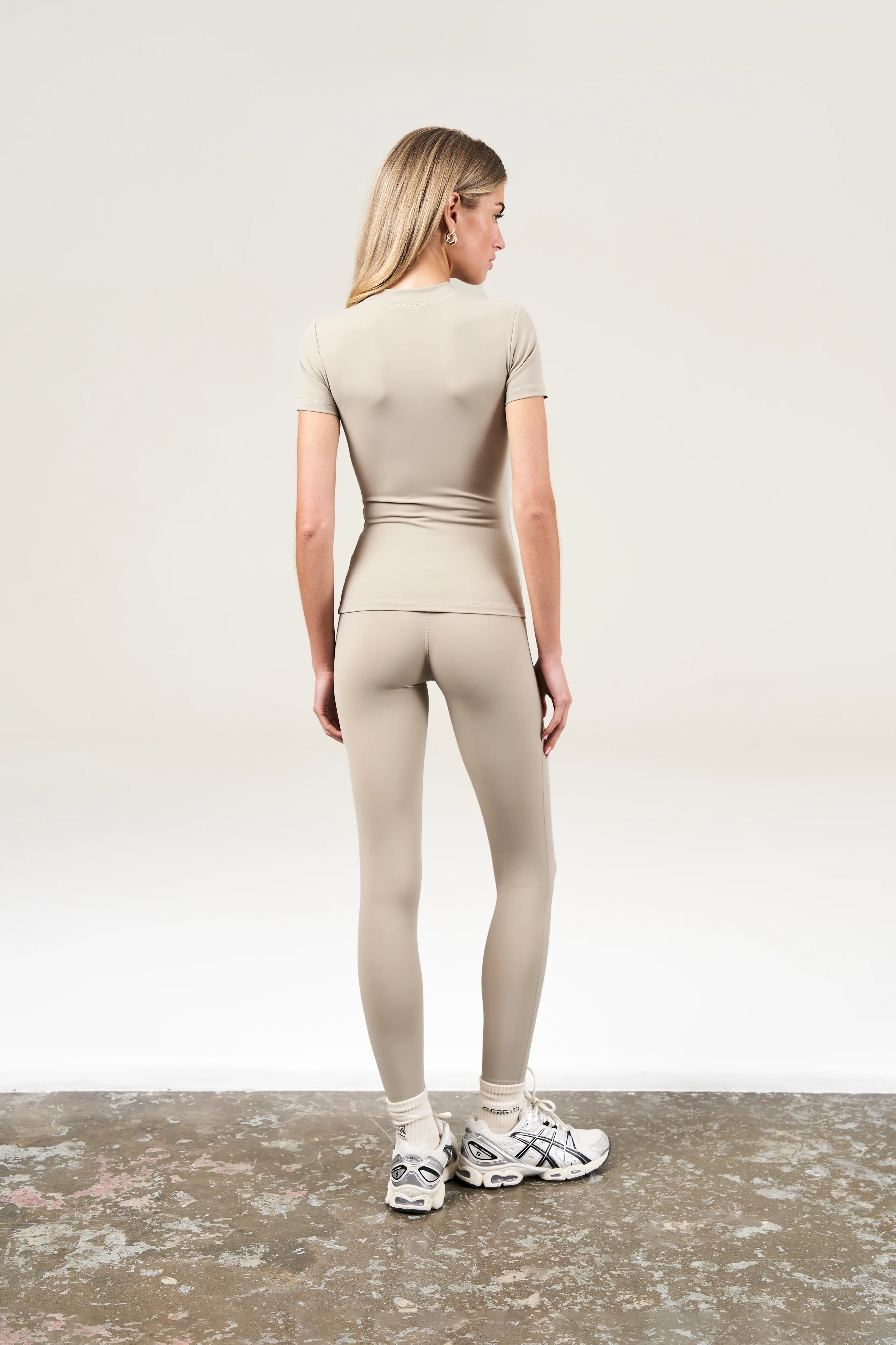 SCULPTING STRETCH EMBLEM LEGGINGS - BEIGE