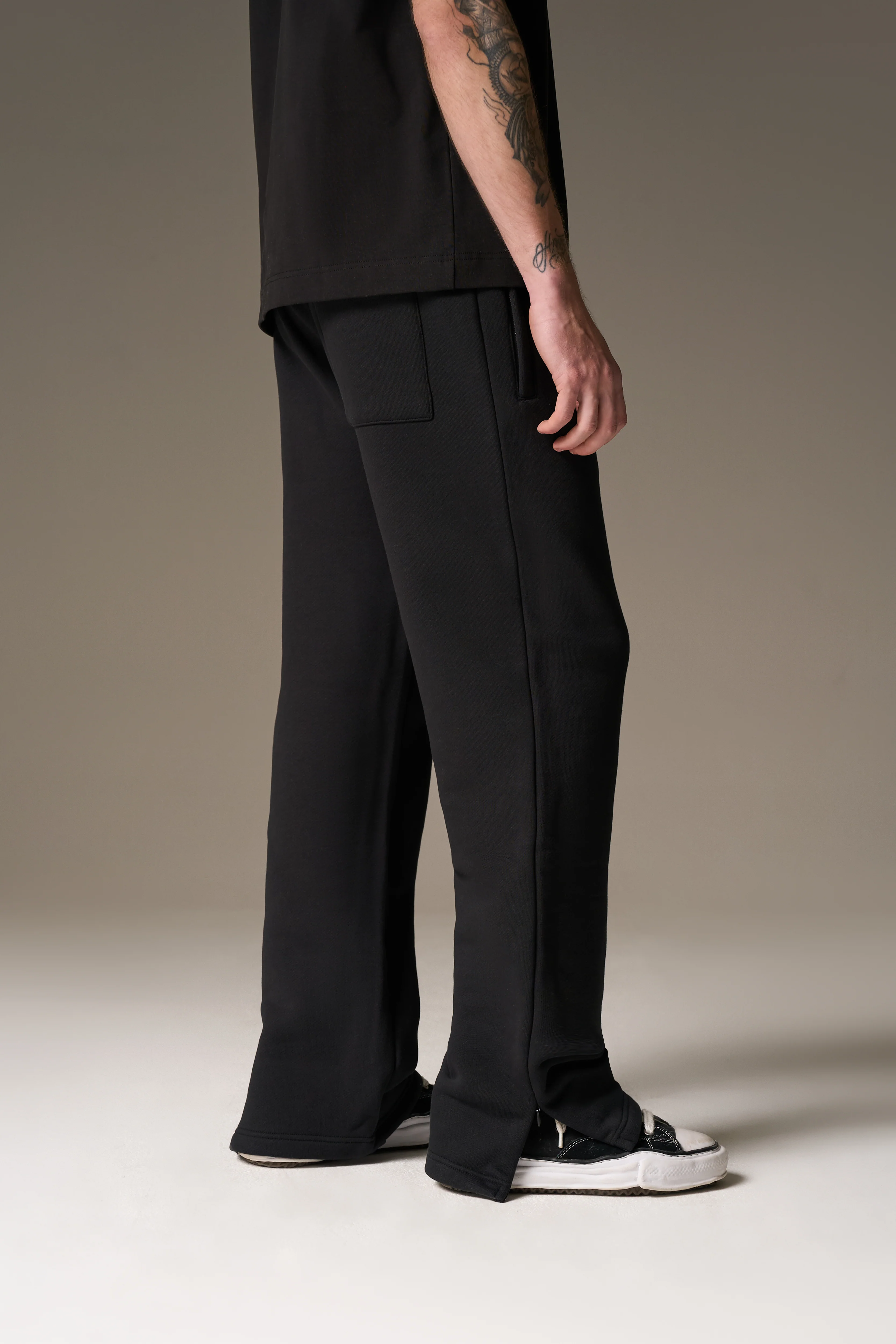 HEAVYWEIGHT MONOGRAM EMBLEM JOGGERS - BLACK