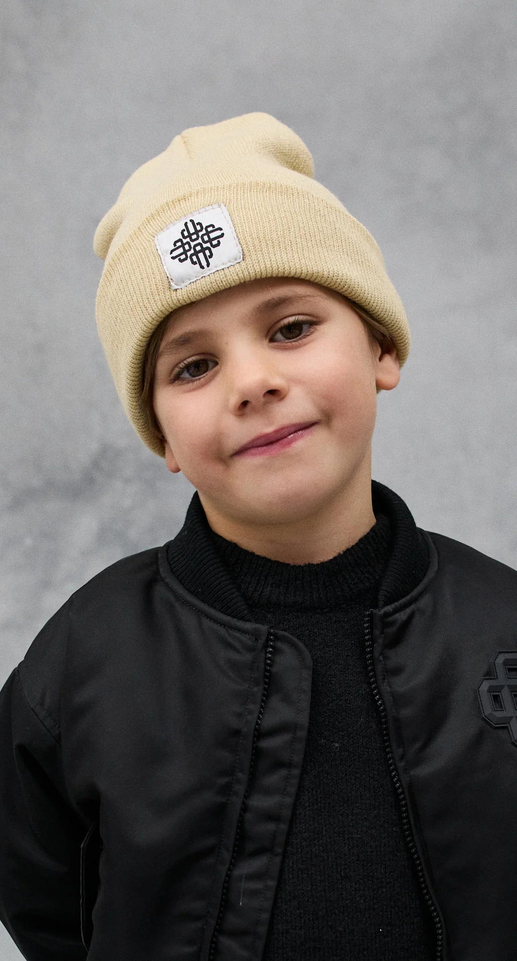 KIDS EMBLEM BADGE BEANIE - BEIGE