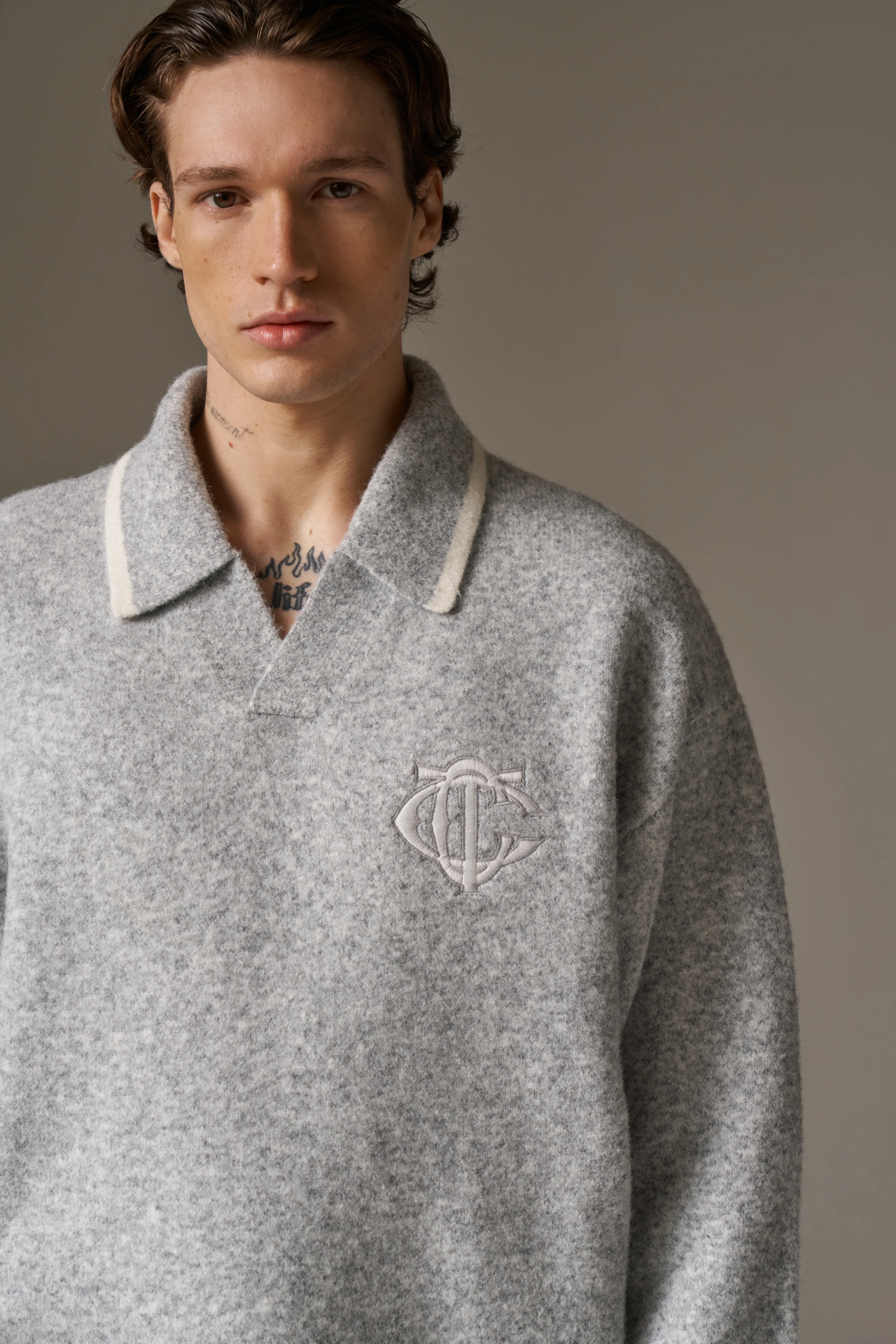MONOGRAM EMBLEM KNITTED POLO TOP - GREY