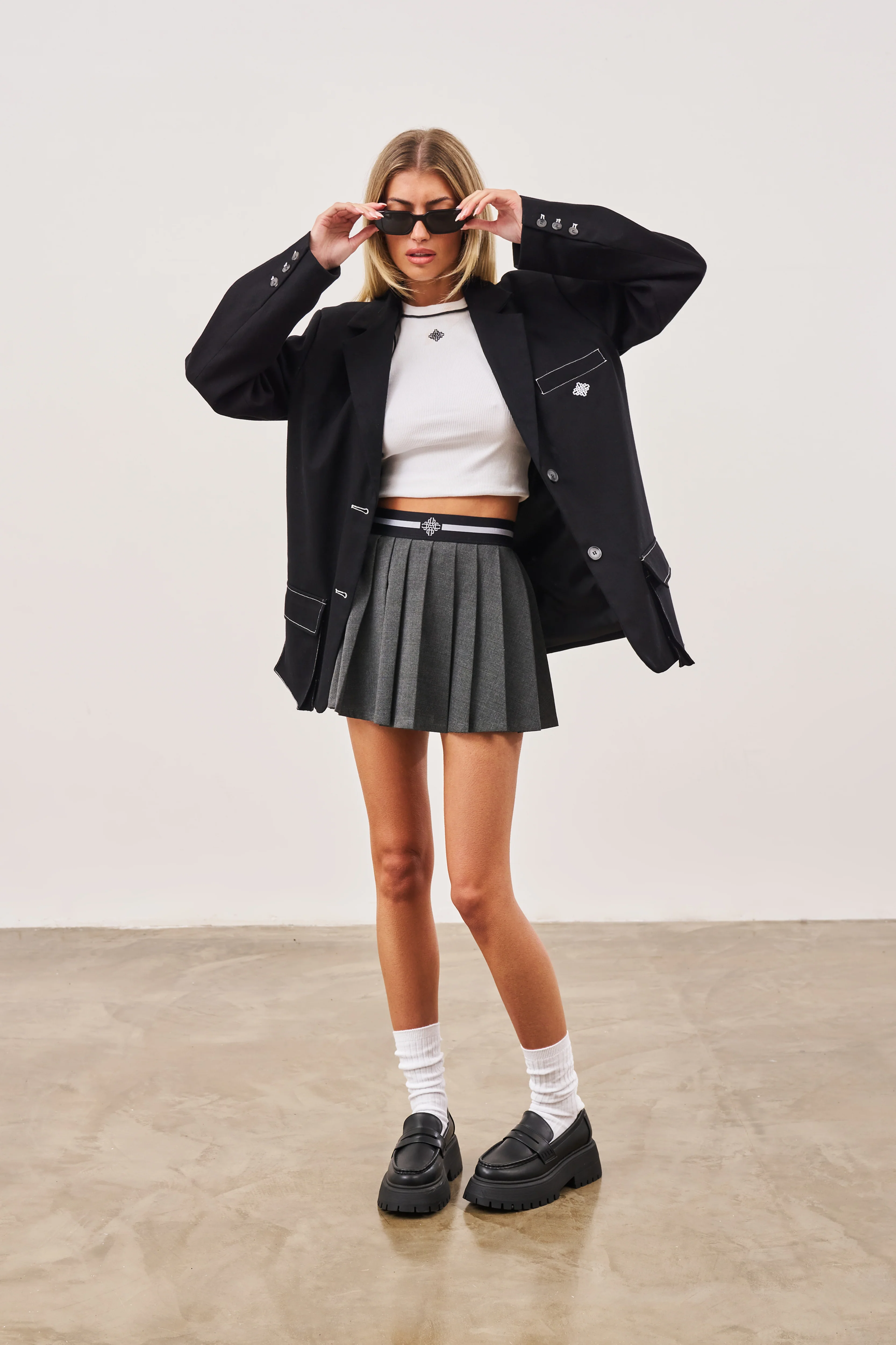 EMBLEM WAISTBAND TENNIS MINI SKIRT - CHARCOAL