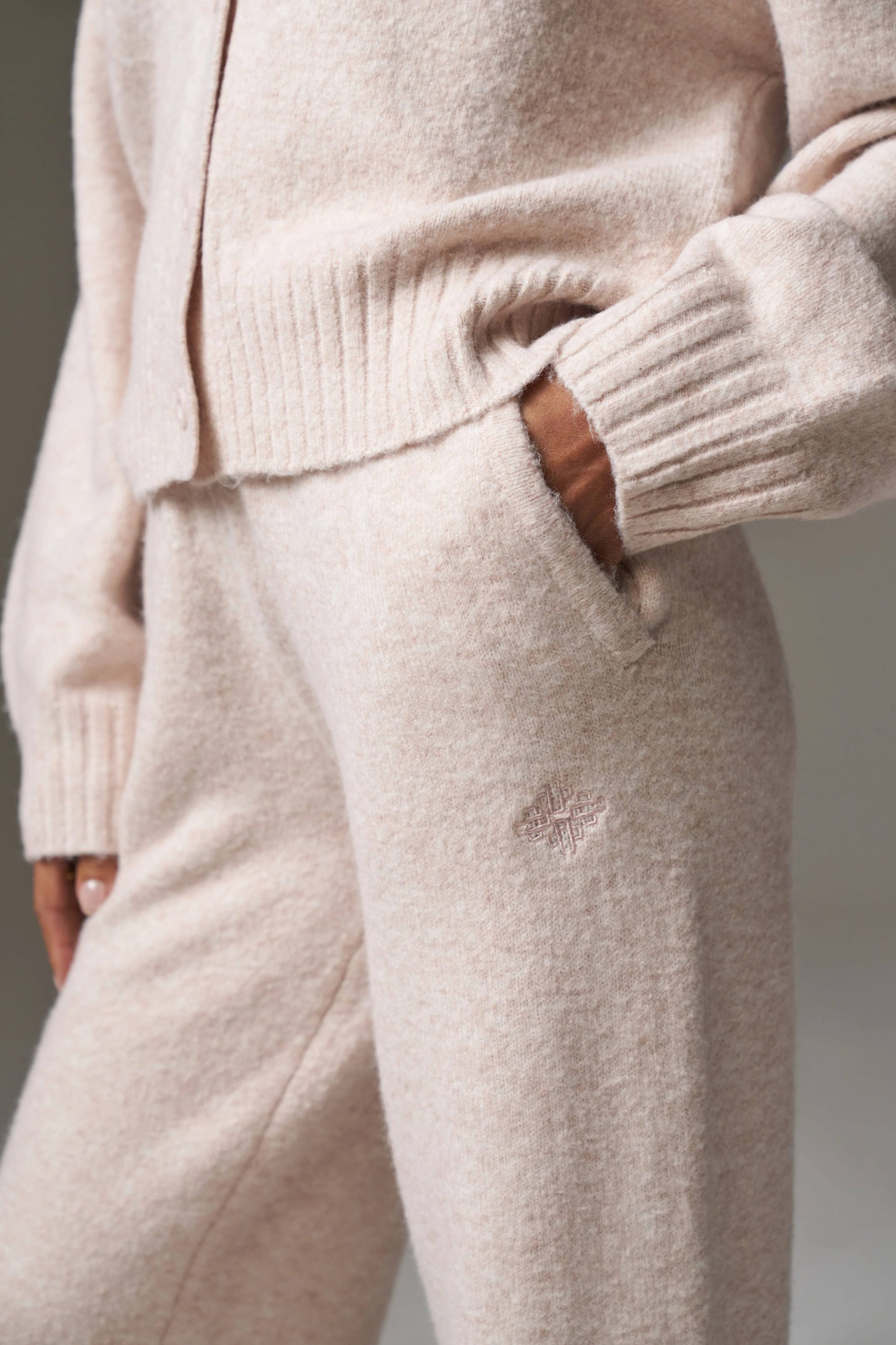 FLUFFY EMBLEM EMBROIDERED JOGGER - PINK