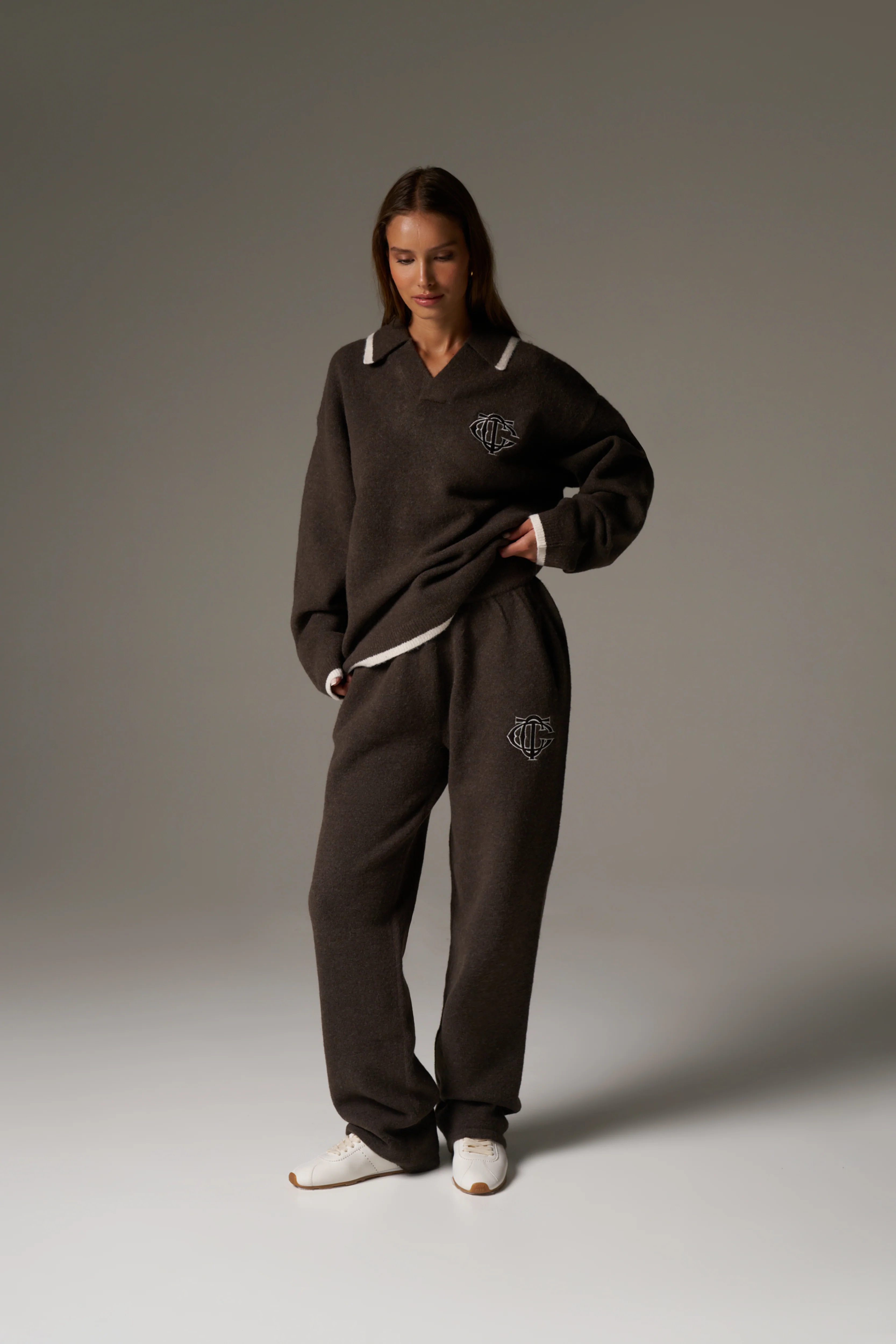 MONOGRAM EMBLEM KNITTED POLO TOP - BROWN