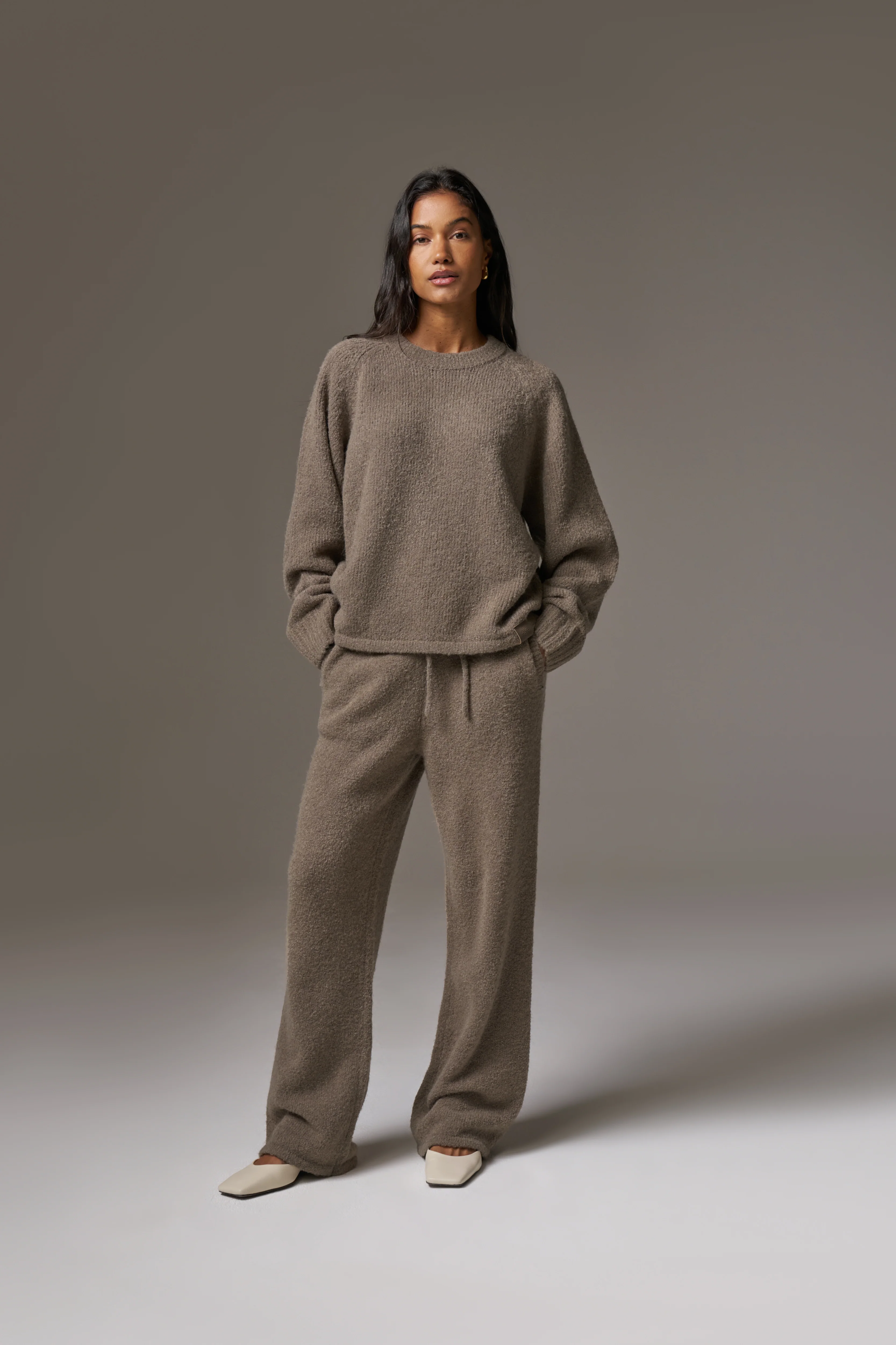 BOUCLE KNIT RAGLAN CREW - BROWN