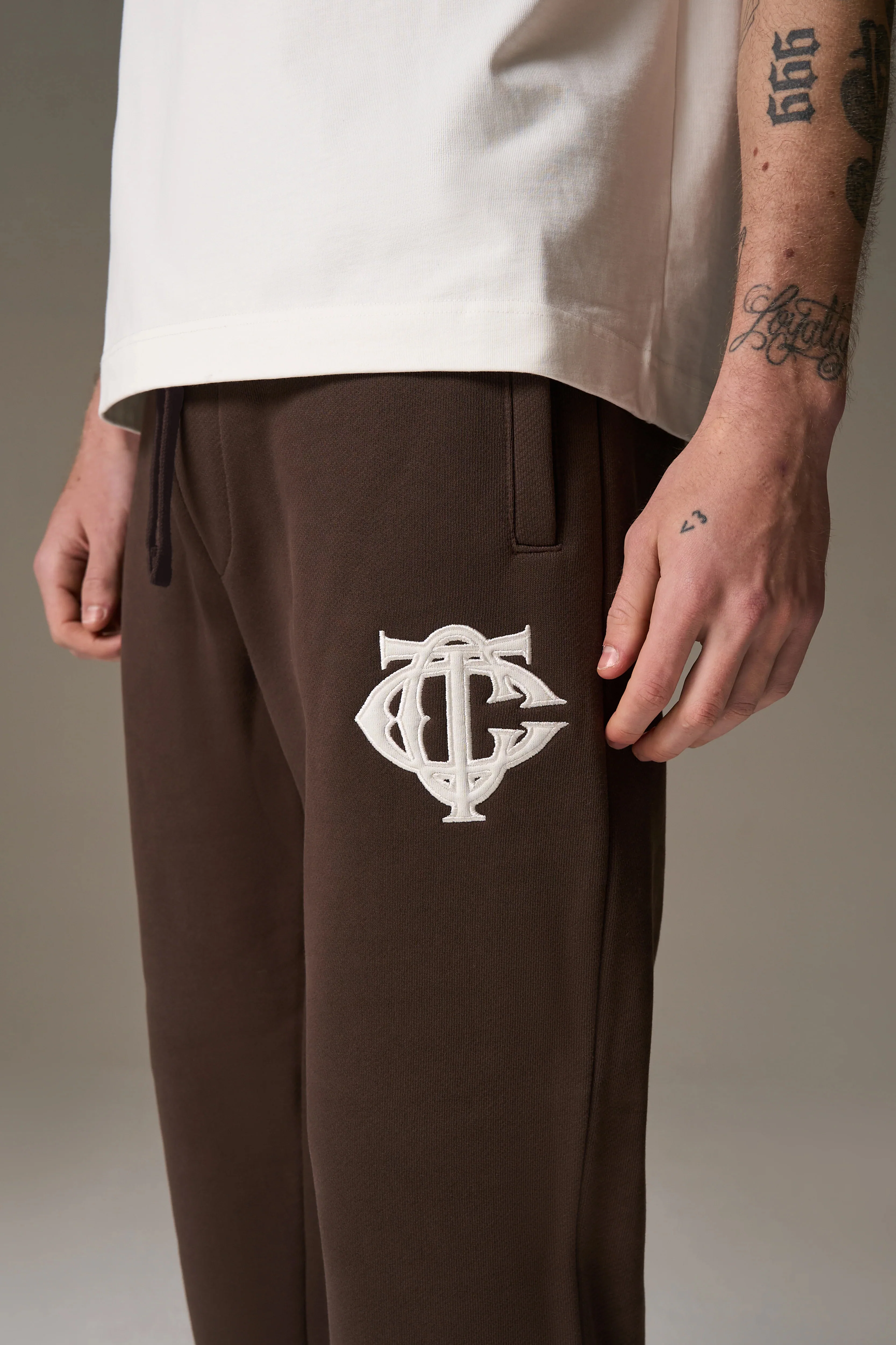 HEAVYWEIGHT MONOGRAM EMBLEM JOGGERS - BROWN