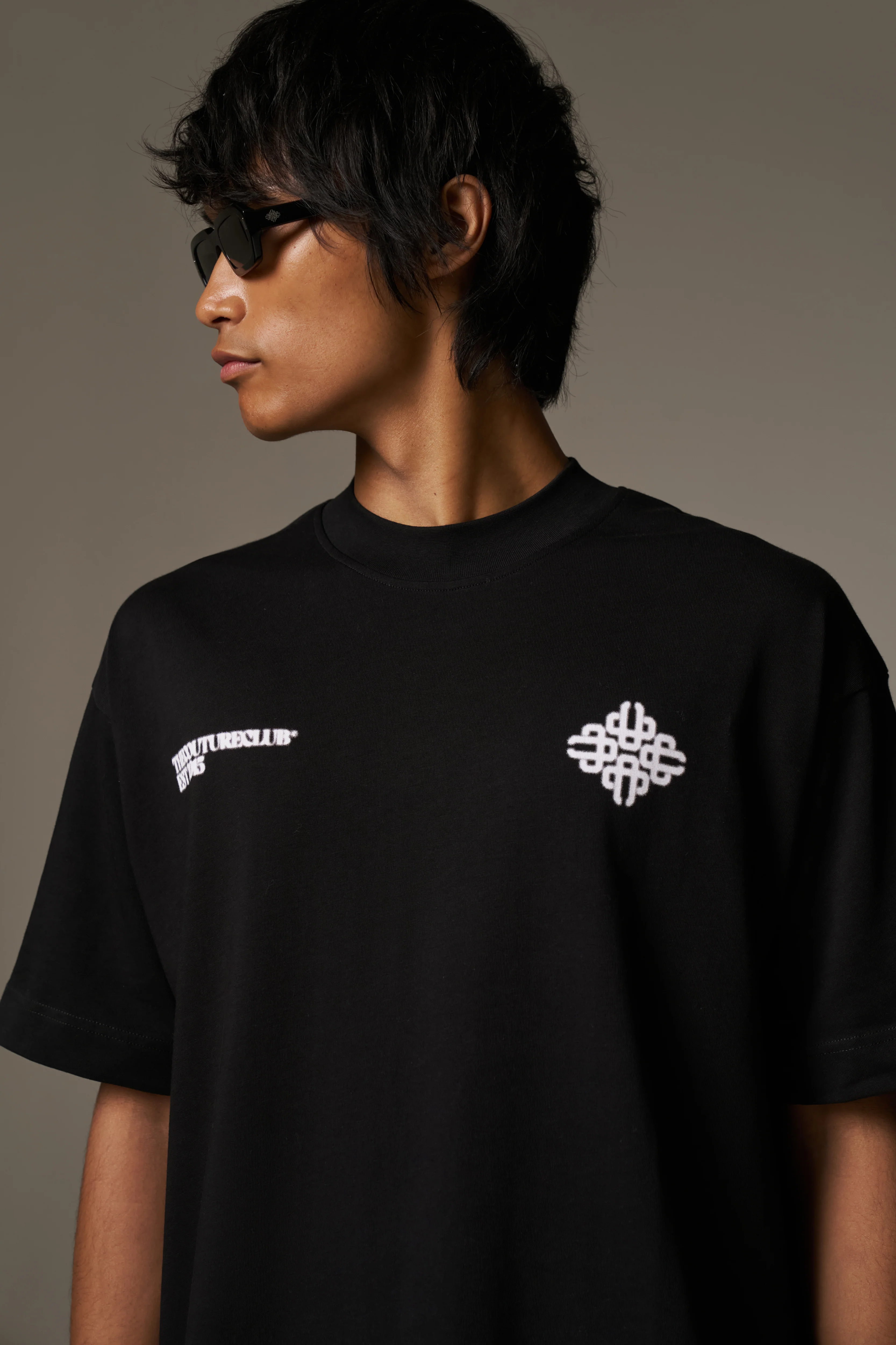 BLURRED GRAPHIC EMBLEM T-SHIRT - BLACK