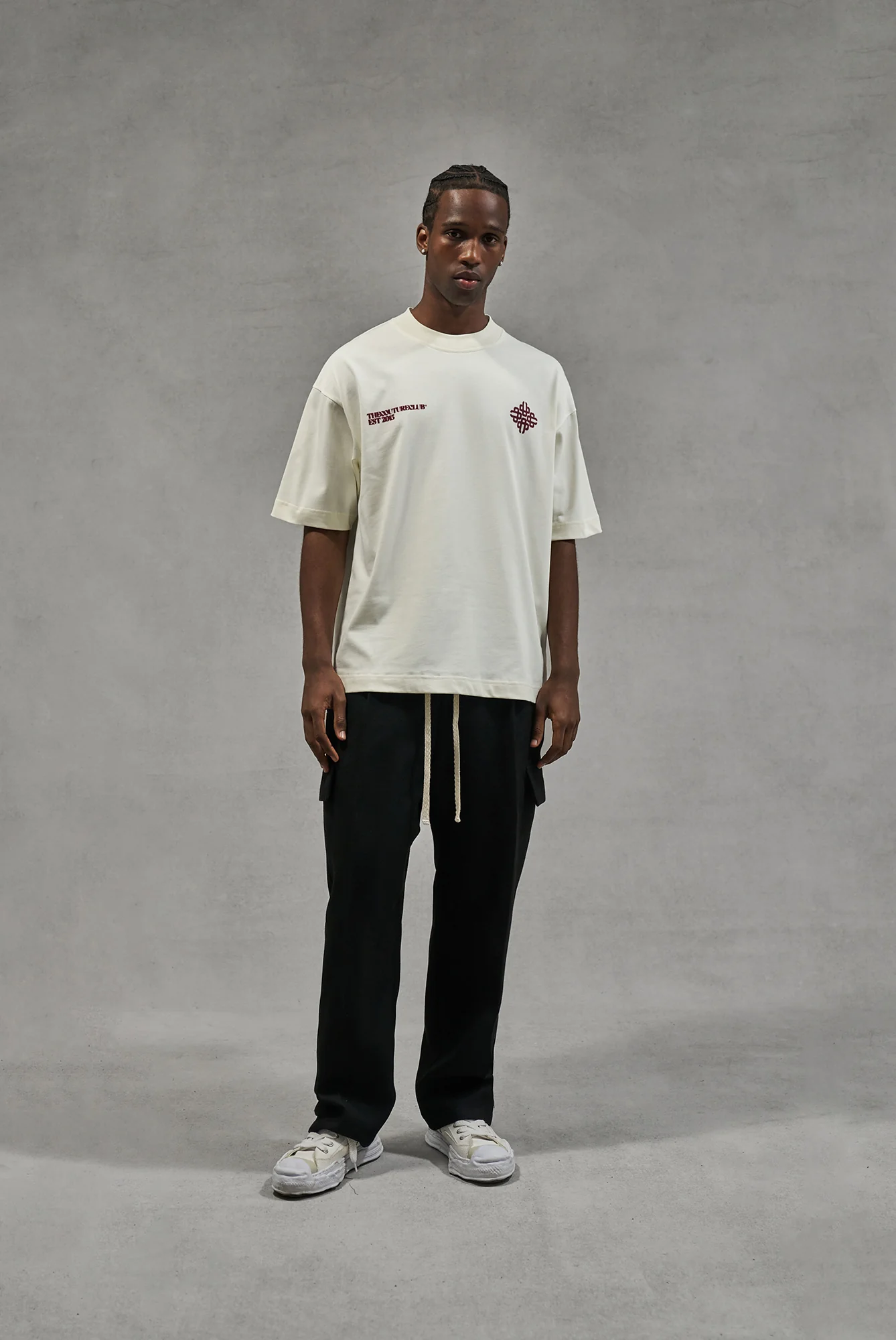 BLURRED GRAPHIC EMBLEM T-SHIRT - BURGUNDY