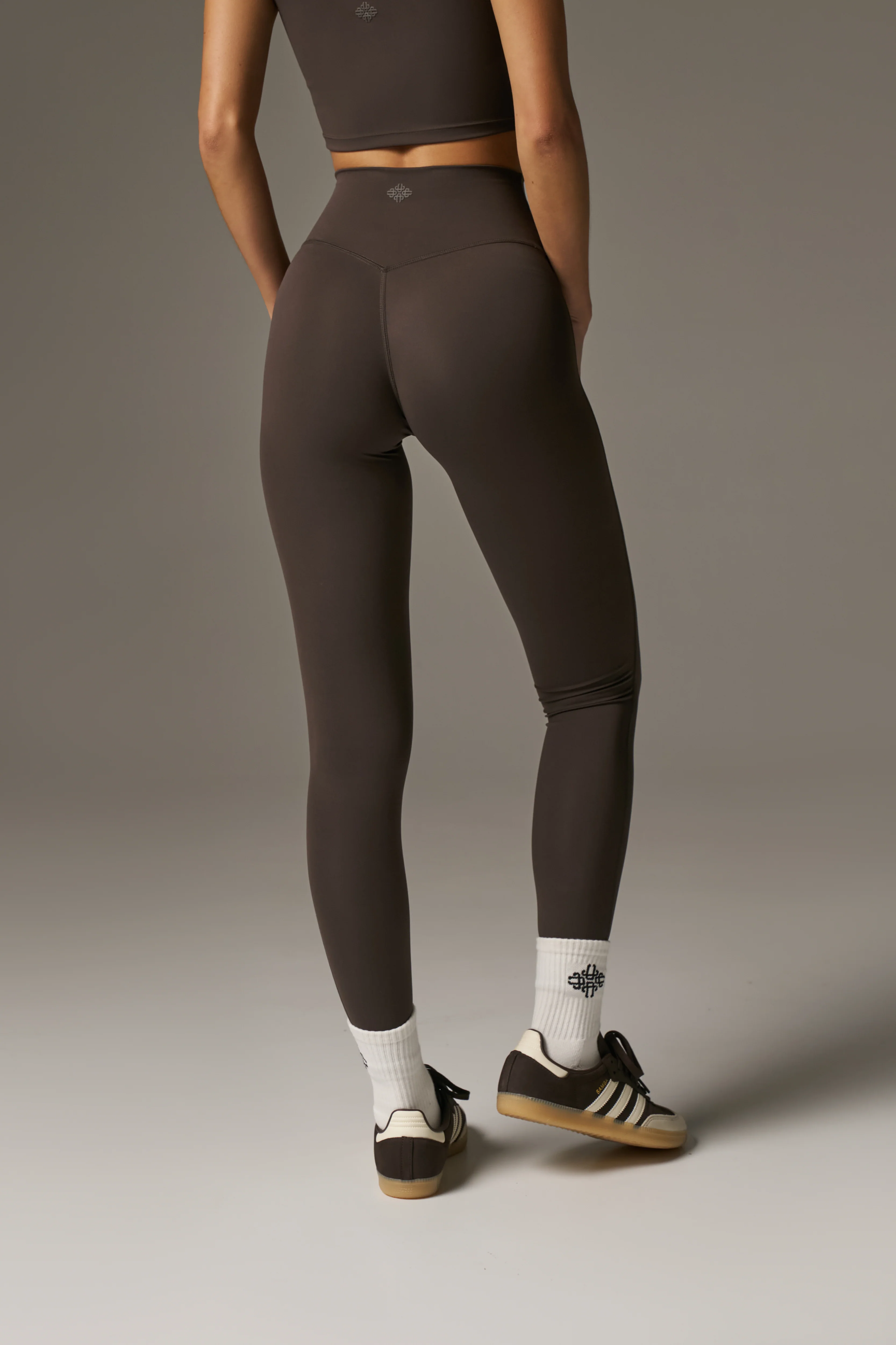 SCULPTING STRETCH EMBLEM LEGGINGS - CHOCOLATE