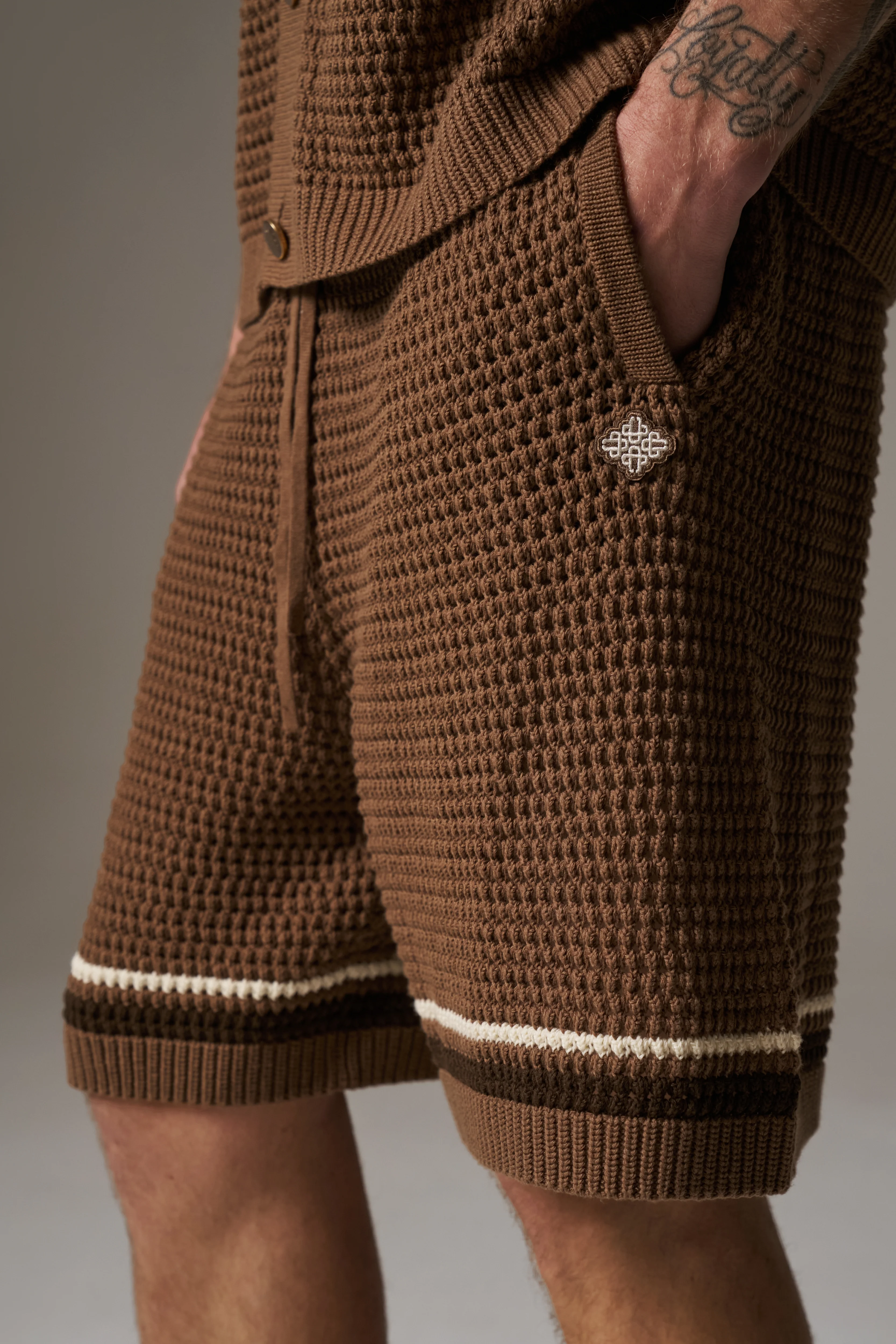 CROCHET KNITTED STRIPE SHORTS - BROWN
