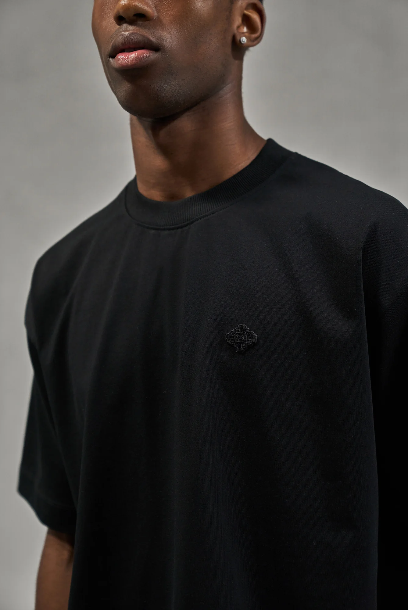 TONAL EMBLEM RELAXED T-SHIRT - BLACK