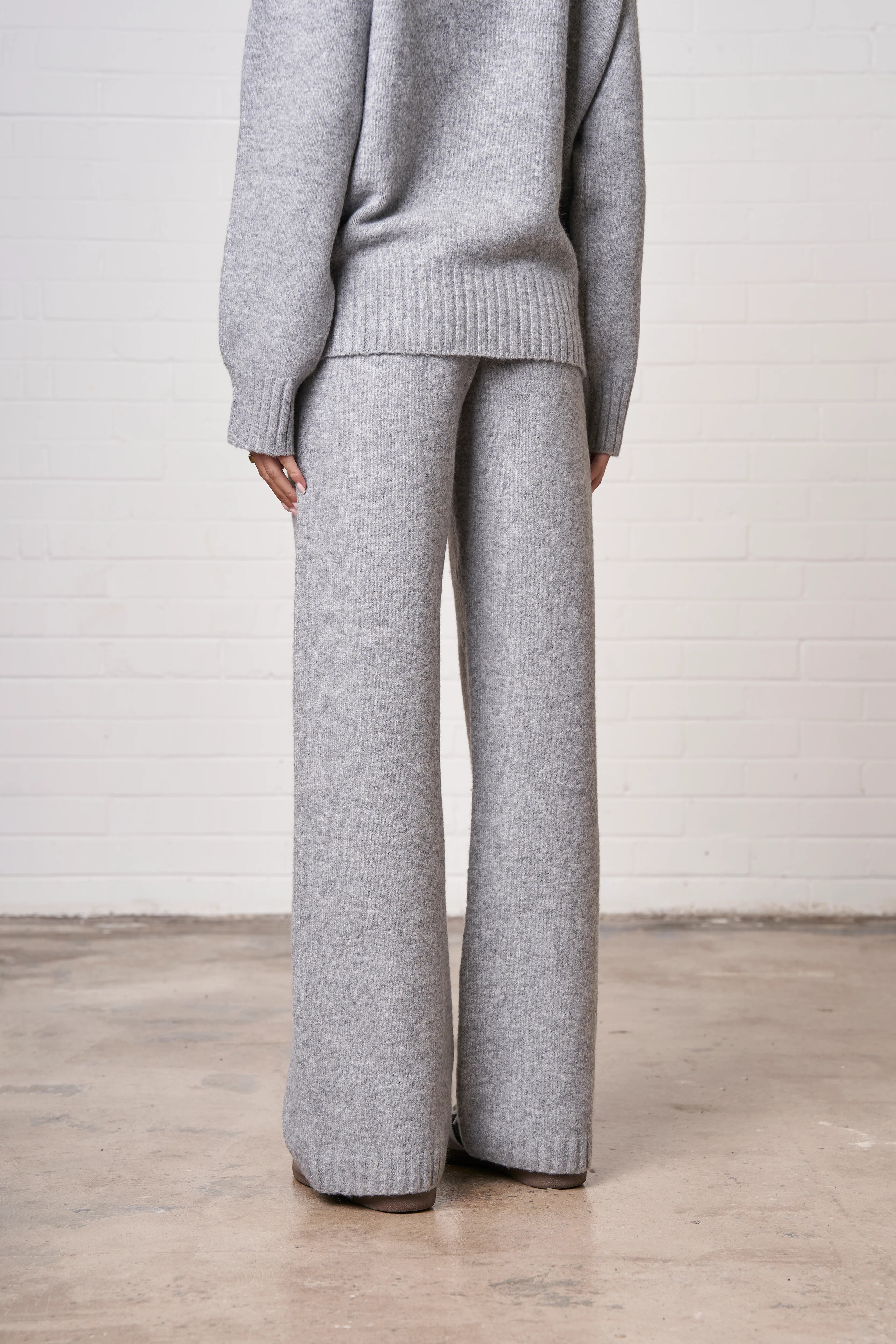 FLUFFY KNIT EMBLEM EMBROIDERED JOGGER - GREY MARL