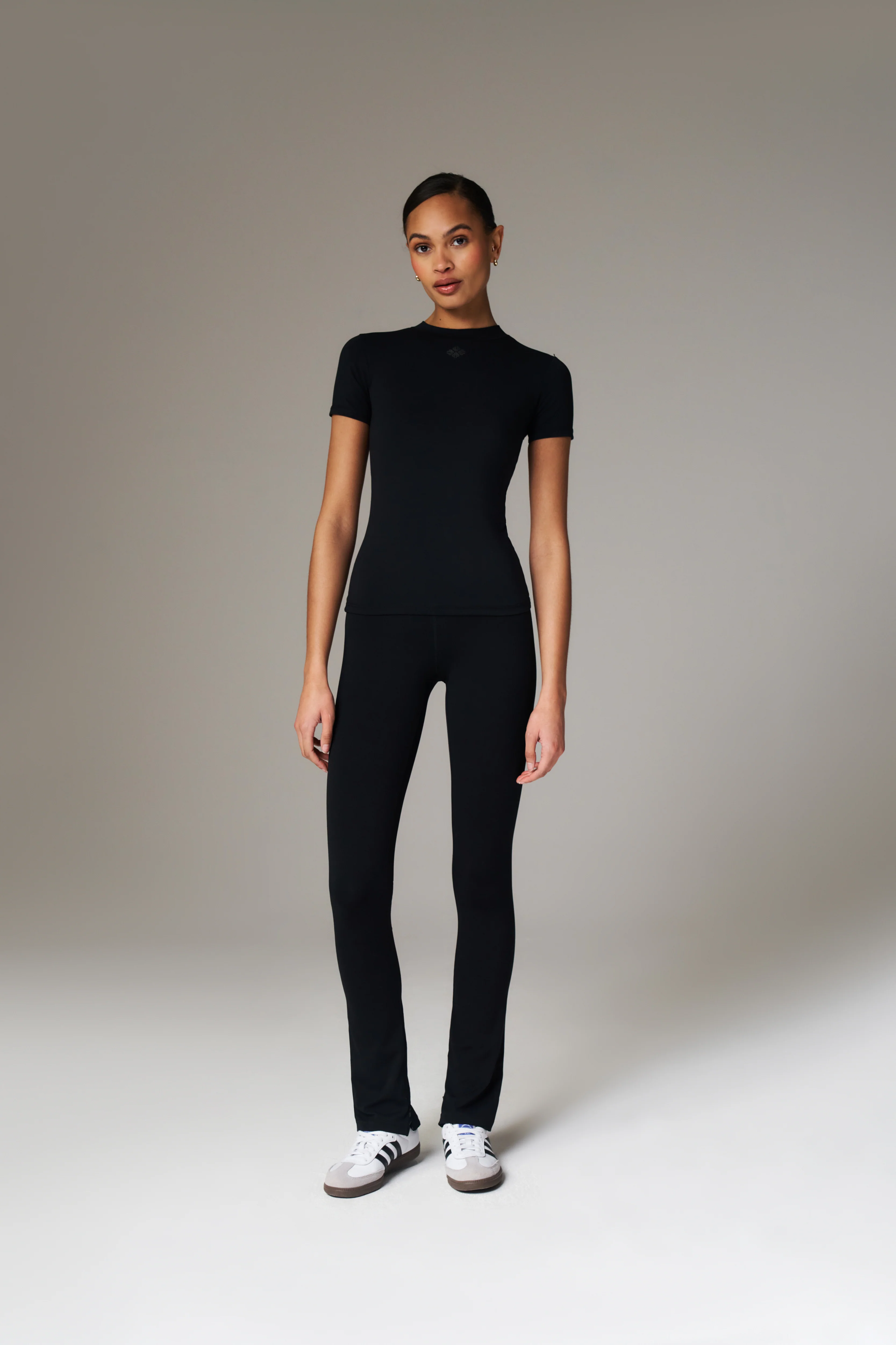 SCULPTING STRETCH EMBLEM BABY TEE - BLACK