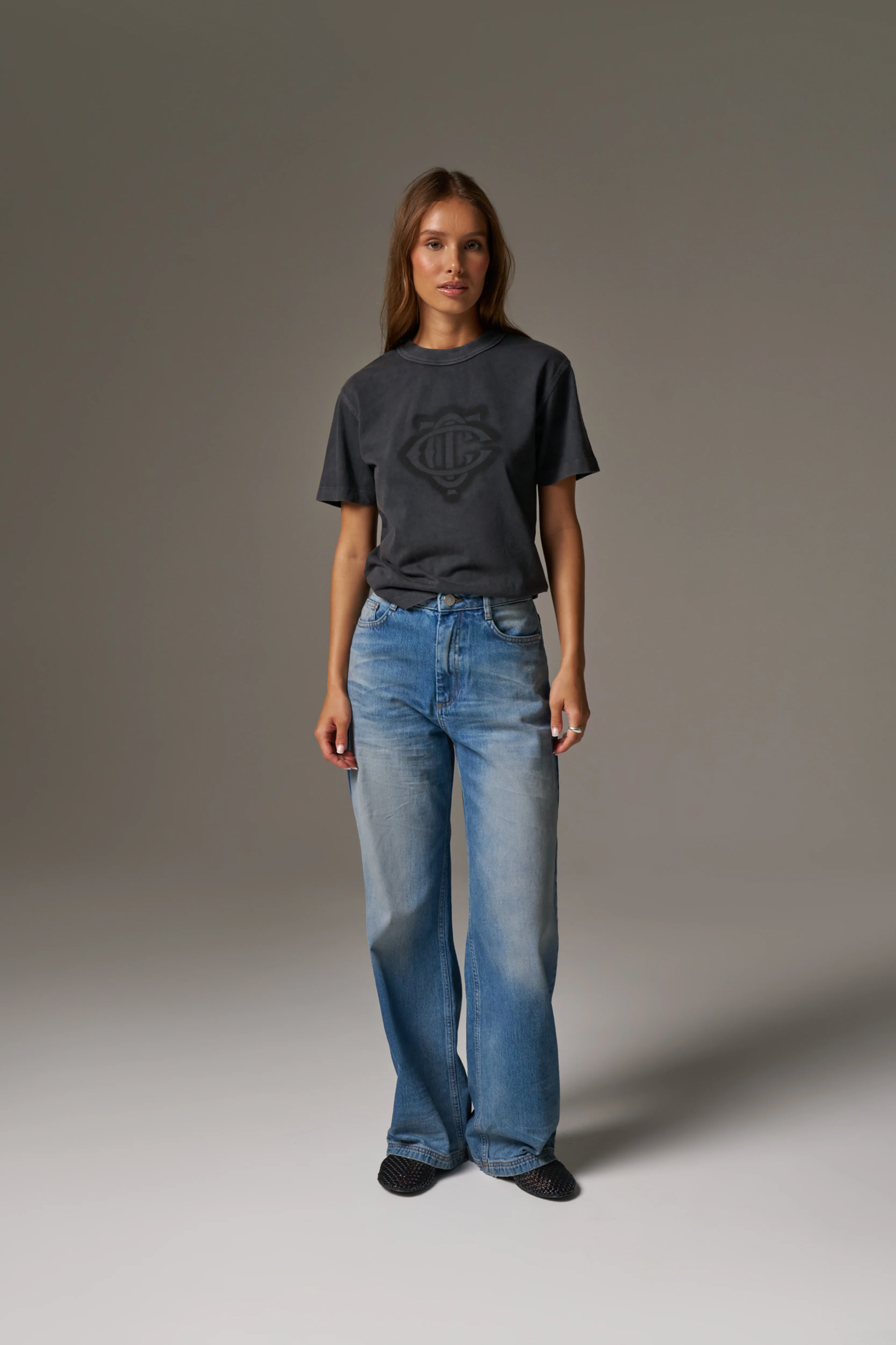 VINTAGE WASH MID RISE EMBLEM STRAIGHT LEG JEANS - BLUE WASH