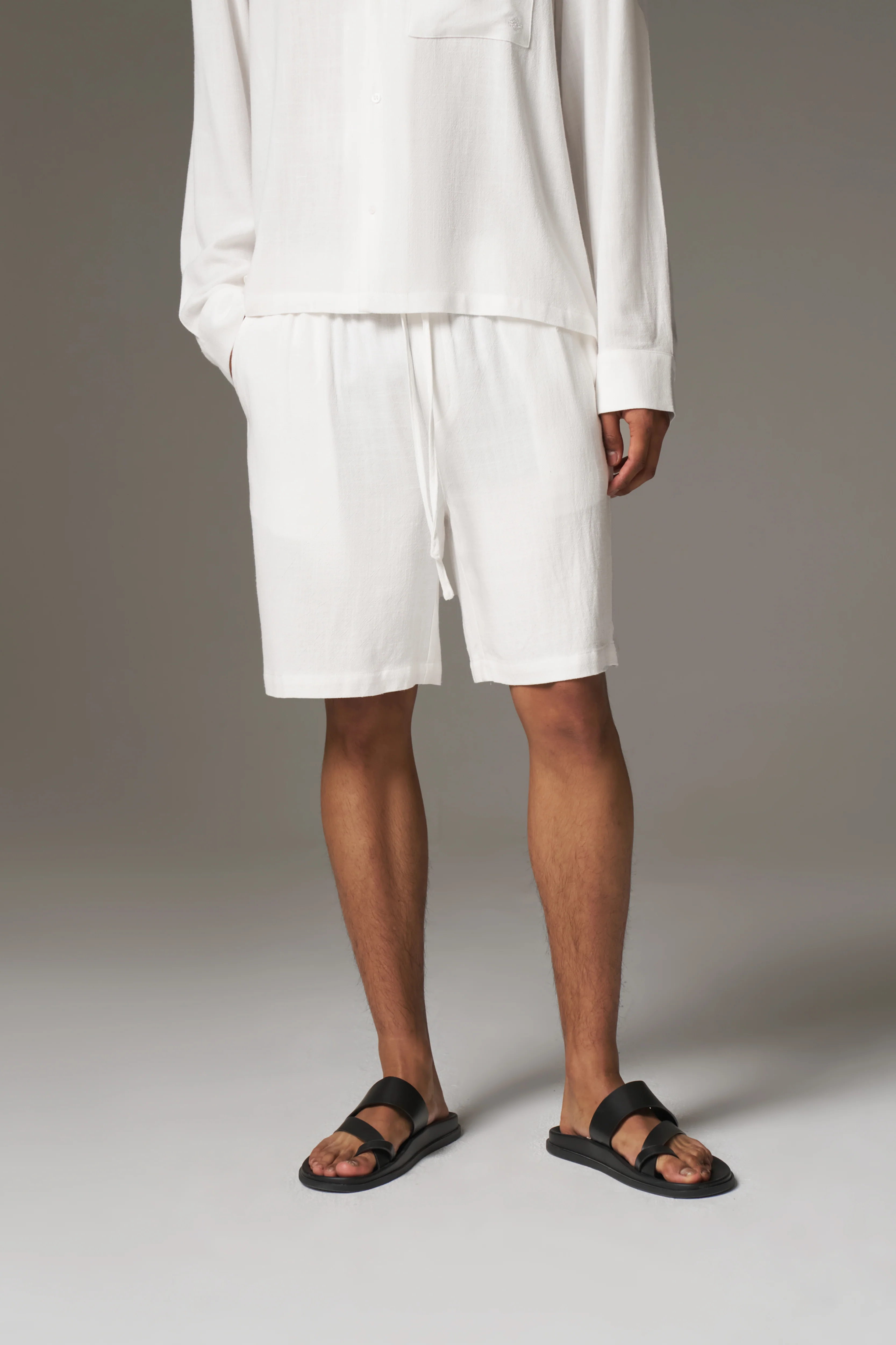 TEXTURED WOVEN SHORTS - WHITE