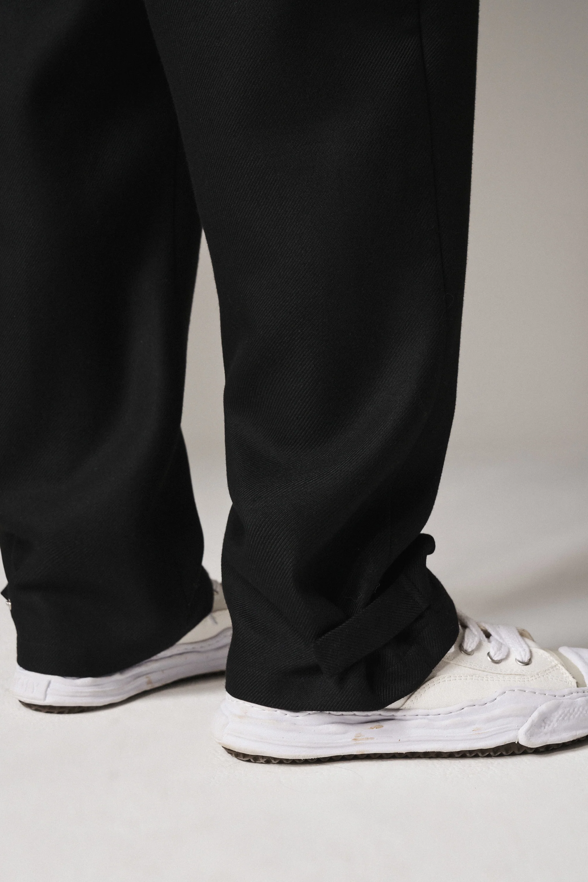 PLEATED WIDE LEG WOOL BLEND TROUSER - BLACK