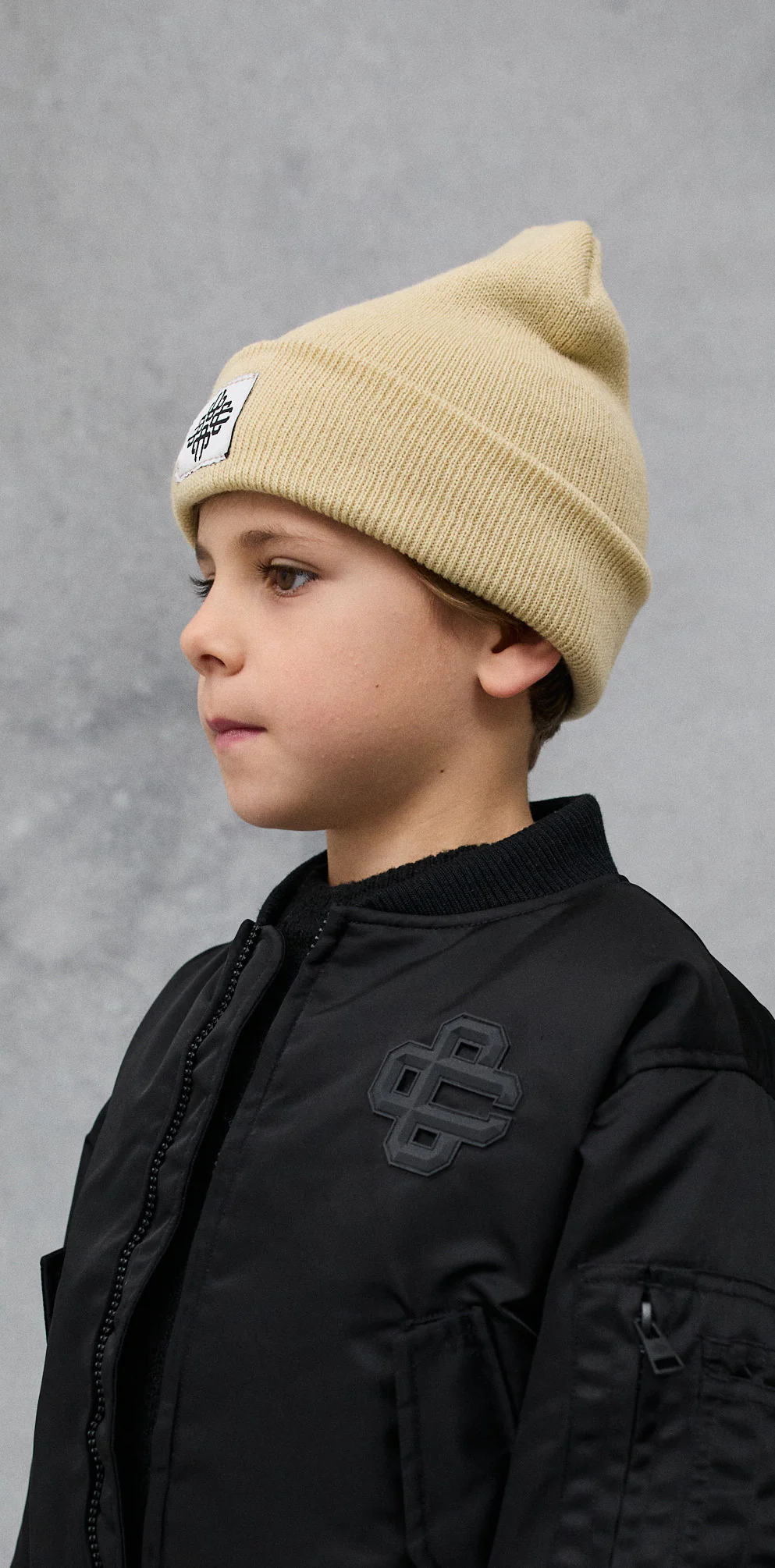 KIDS EMBLEM BADGE BEANIE - BEIGE