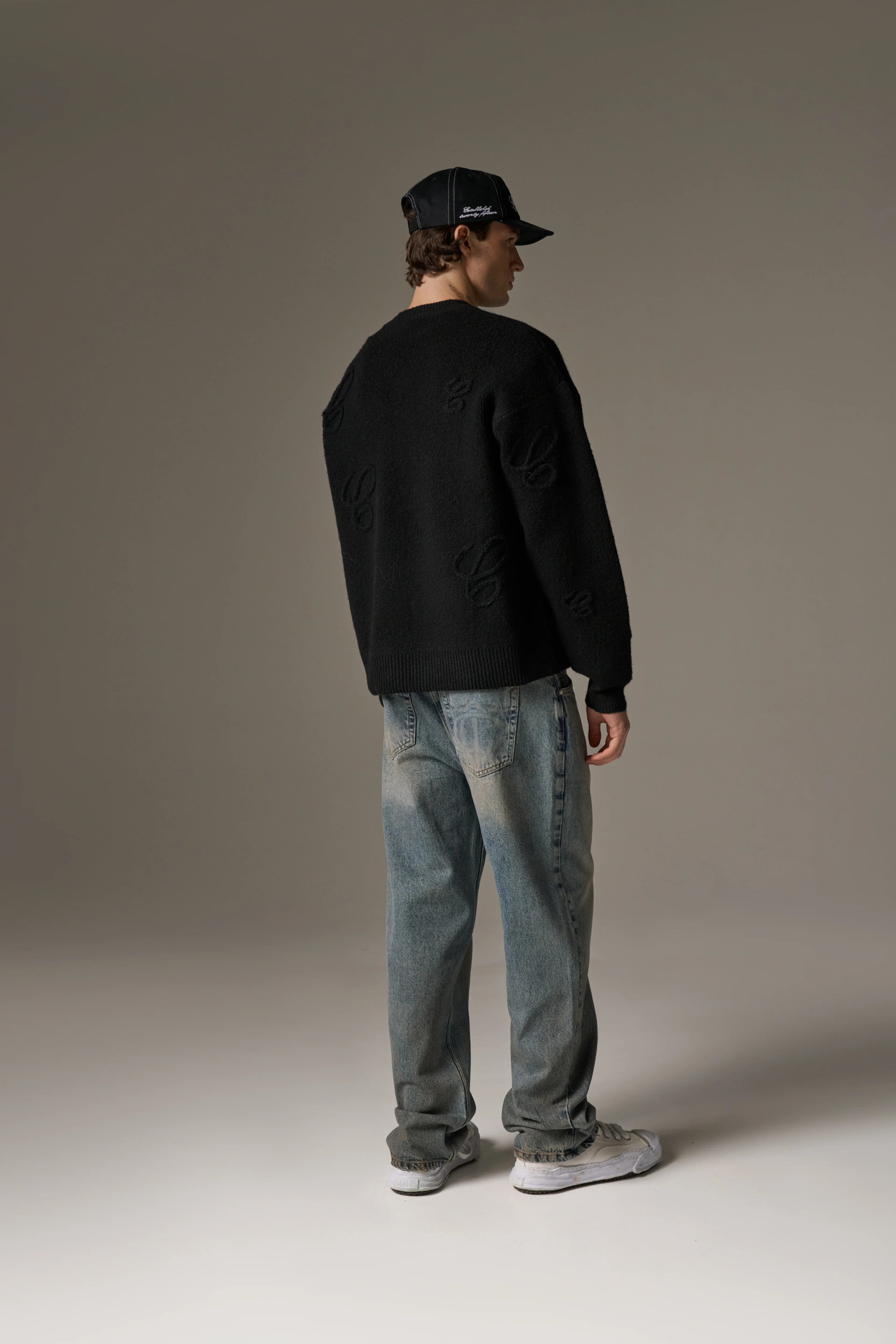 SCRIPT APPLIQUE JUMPER - BLACK